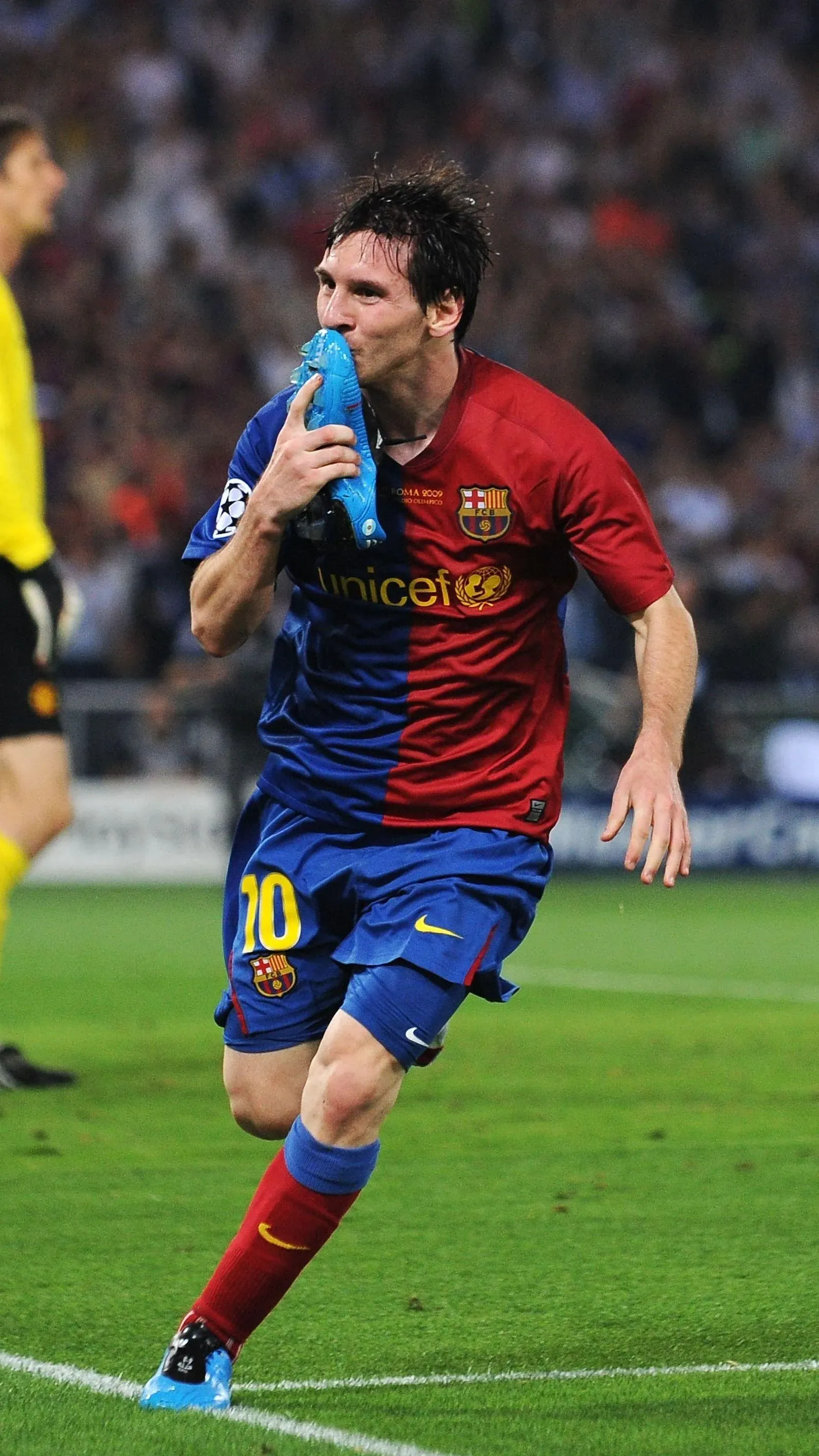 Young Messi Kissing His Shoe And Running Iconic Moment