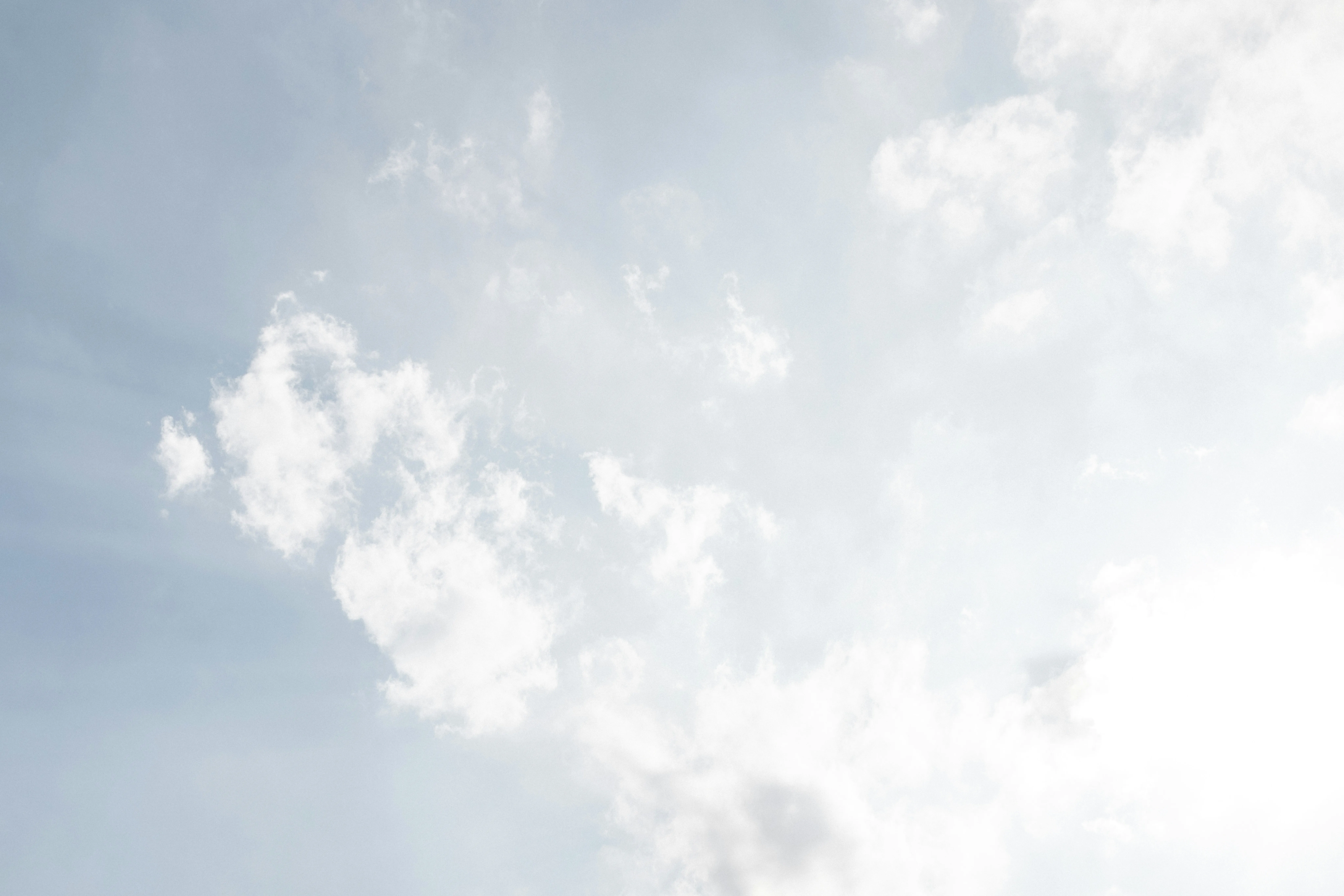 Bright Daylight with Soft White Cloud Patterns Wallpaper