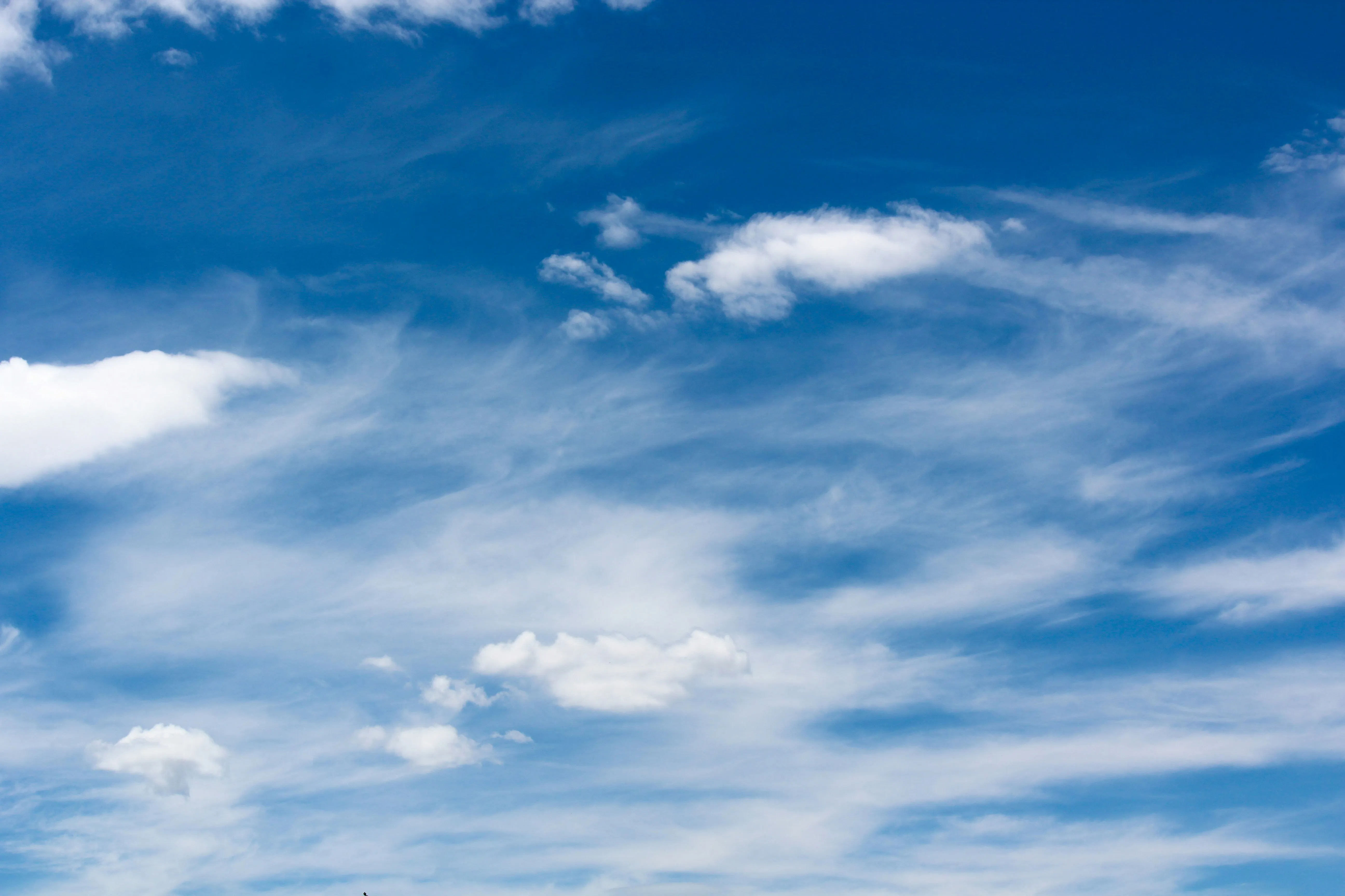 Bright Daytime Sky with Scattered White Clouds Wallpaper