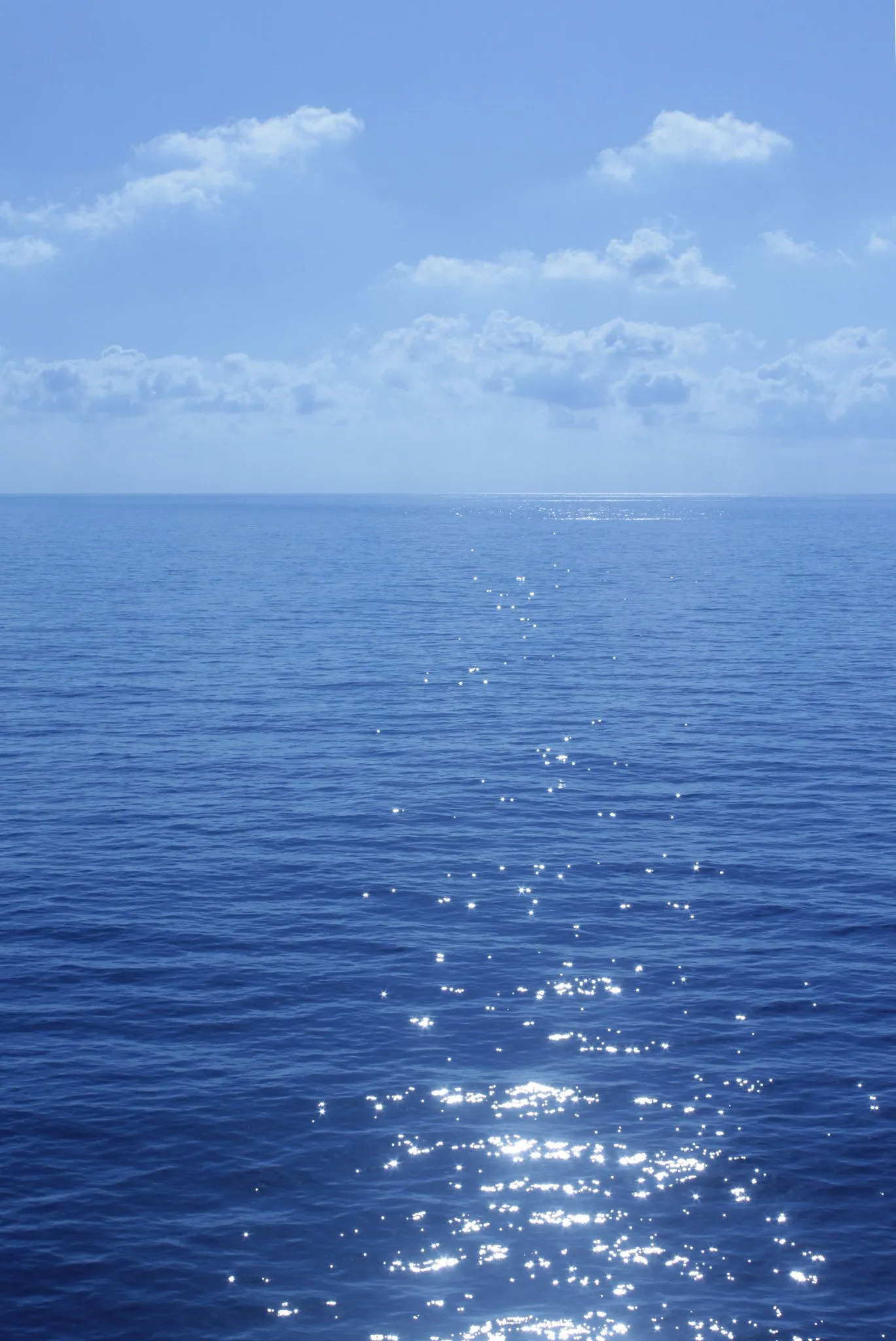 Calm Ocean Under a Soft Cloudy Blue Sky HD Free Image