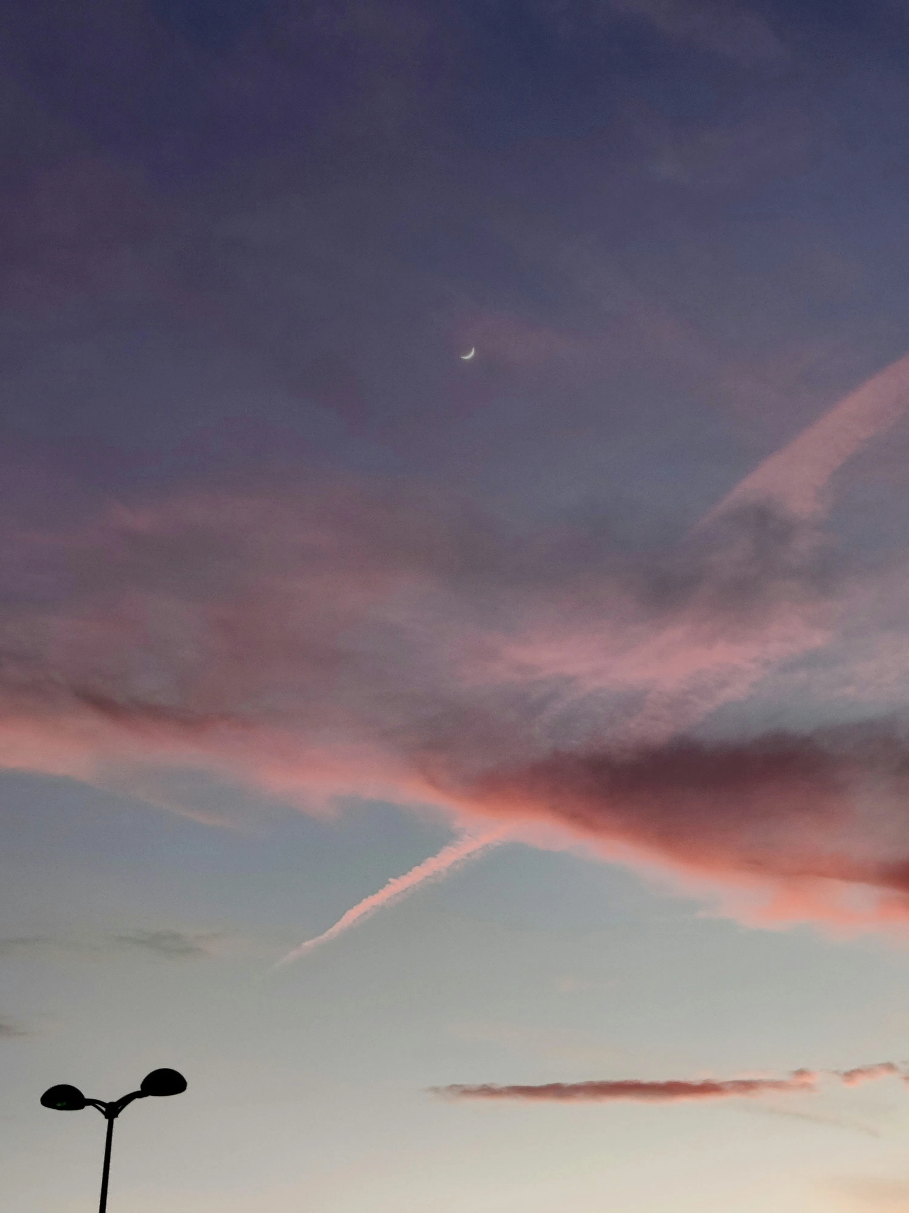 Colorful Sunset Sky with Pink and Purple Cloud Patterns