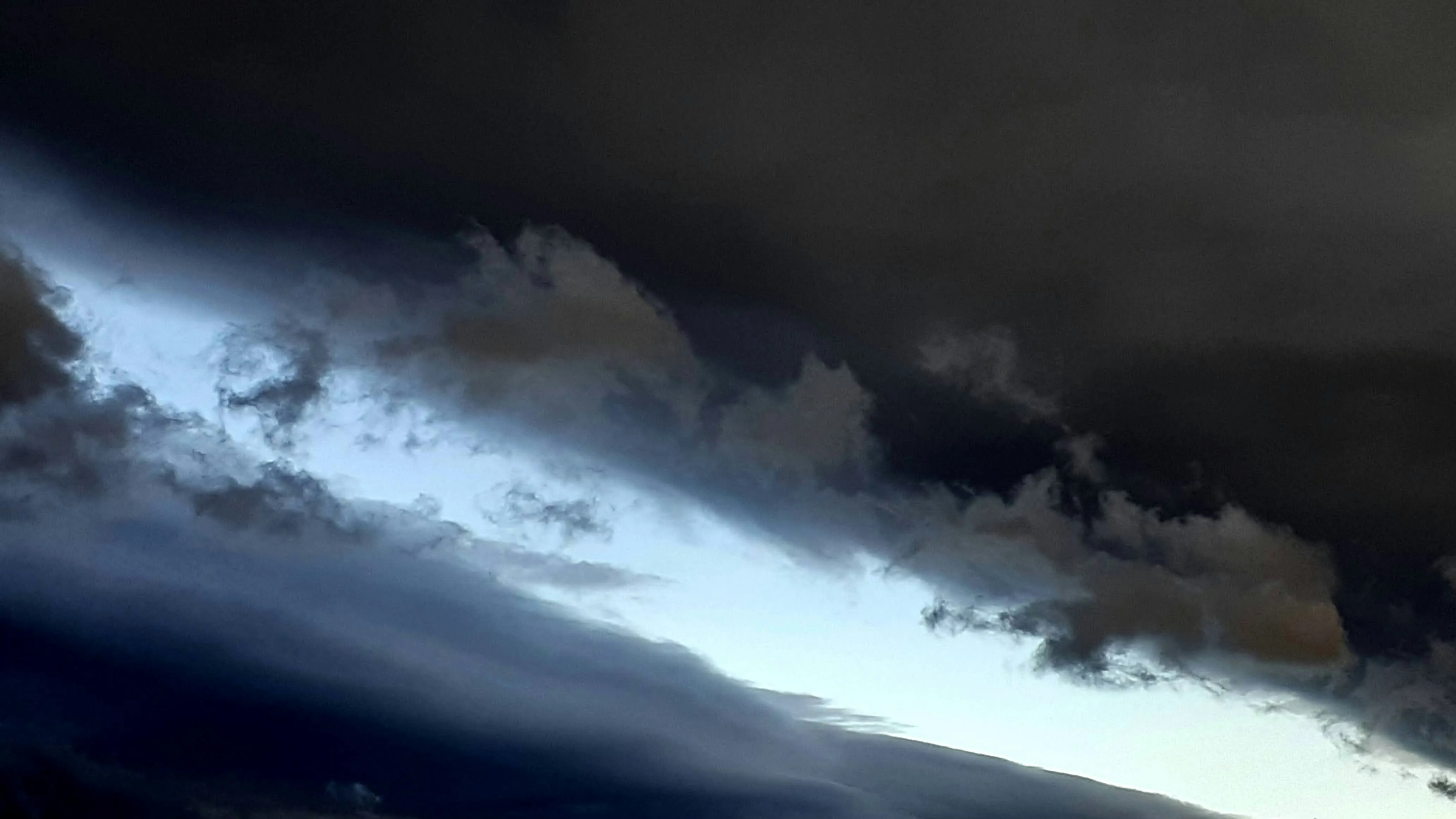 Dark Storm Clouds Roll in Over Ocean HD Free Wallpaper