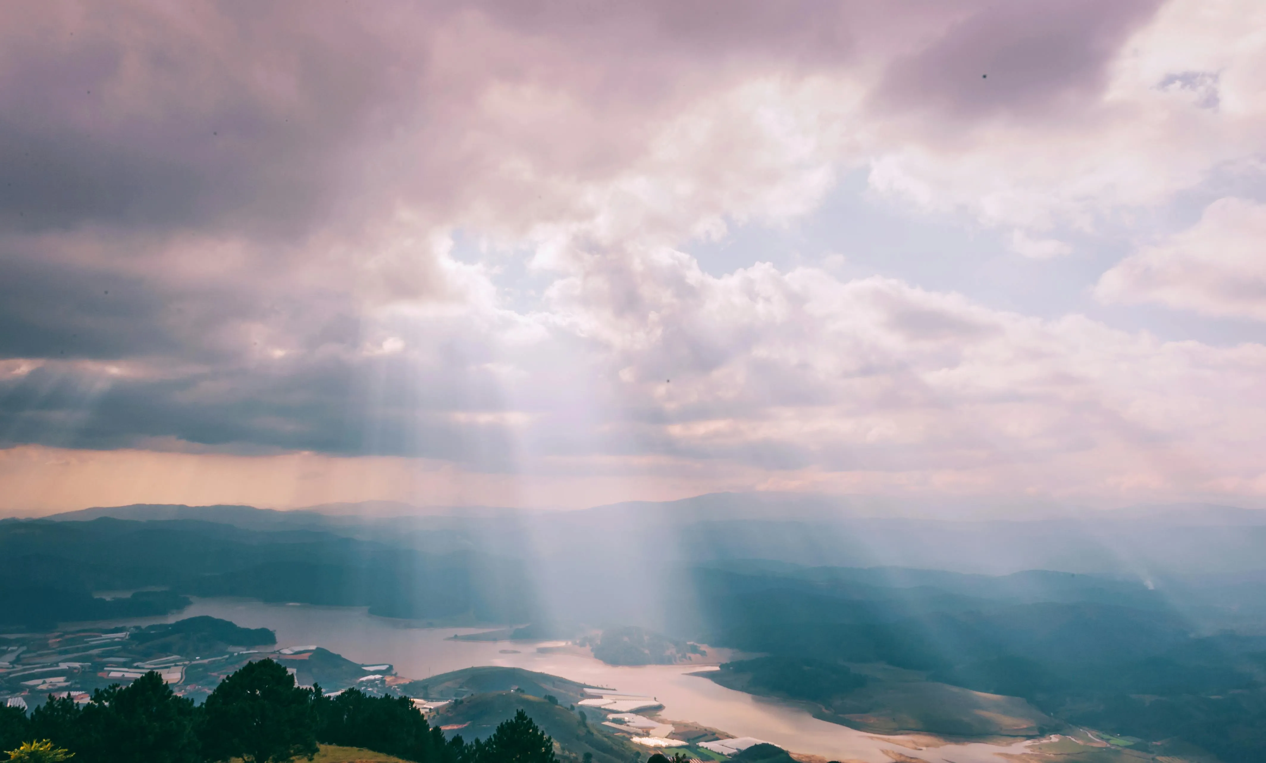 Heavenly Light Rays Break Through Clouds Wallpaper HD