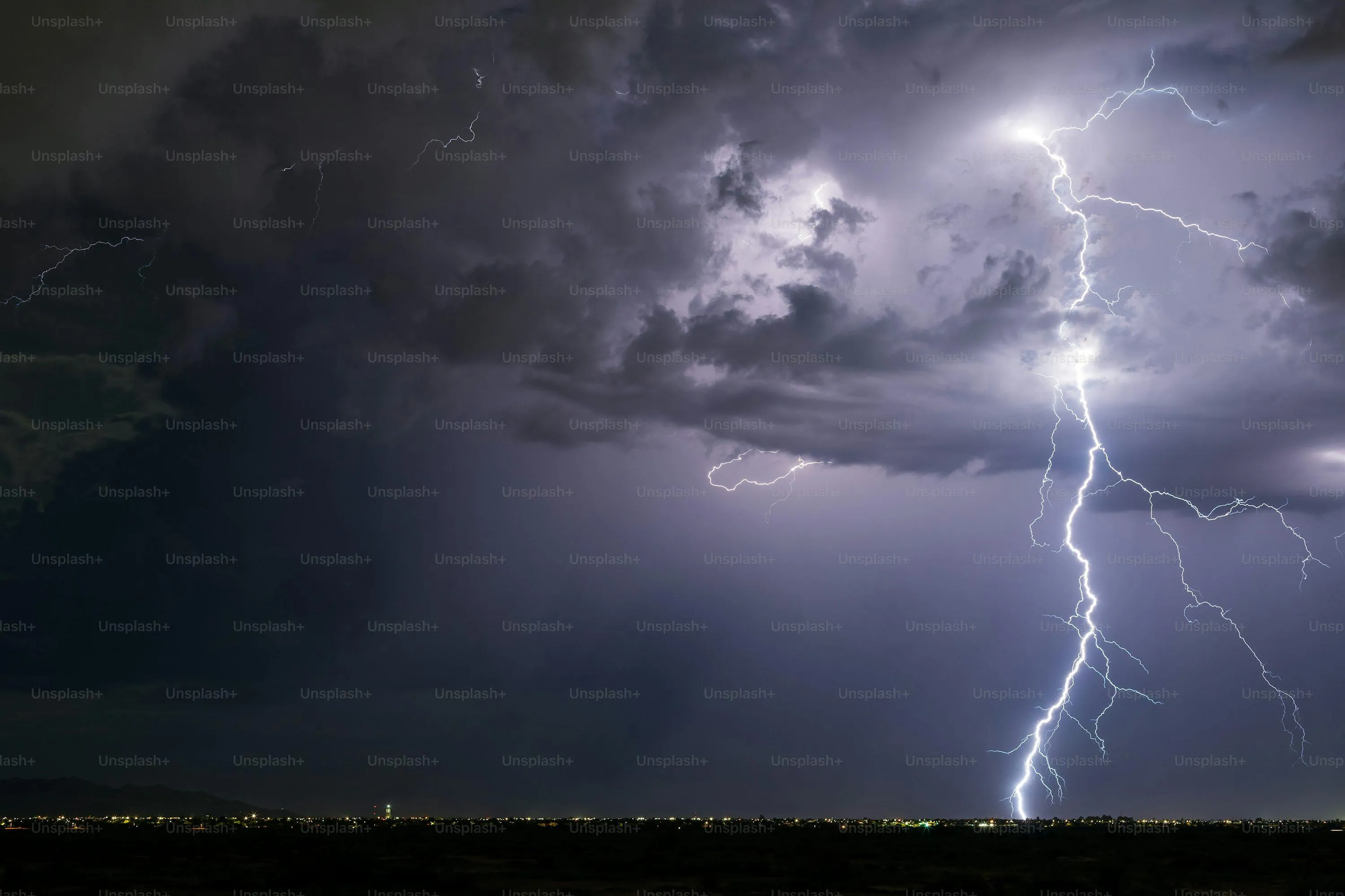 Lightning Storm Illuminating Dark Cloudy Sky Walllpaper