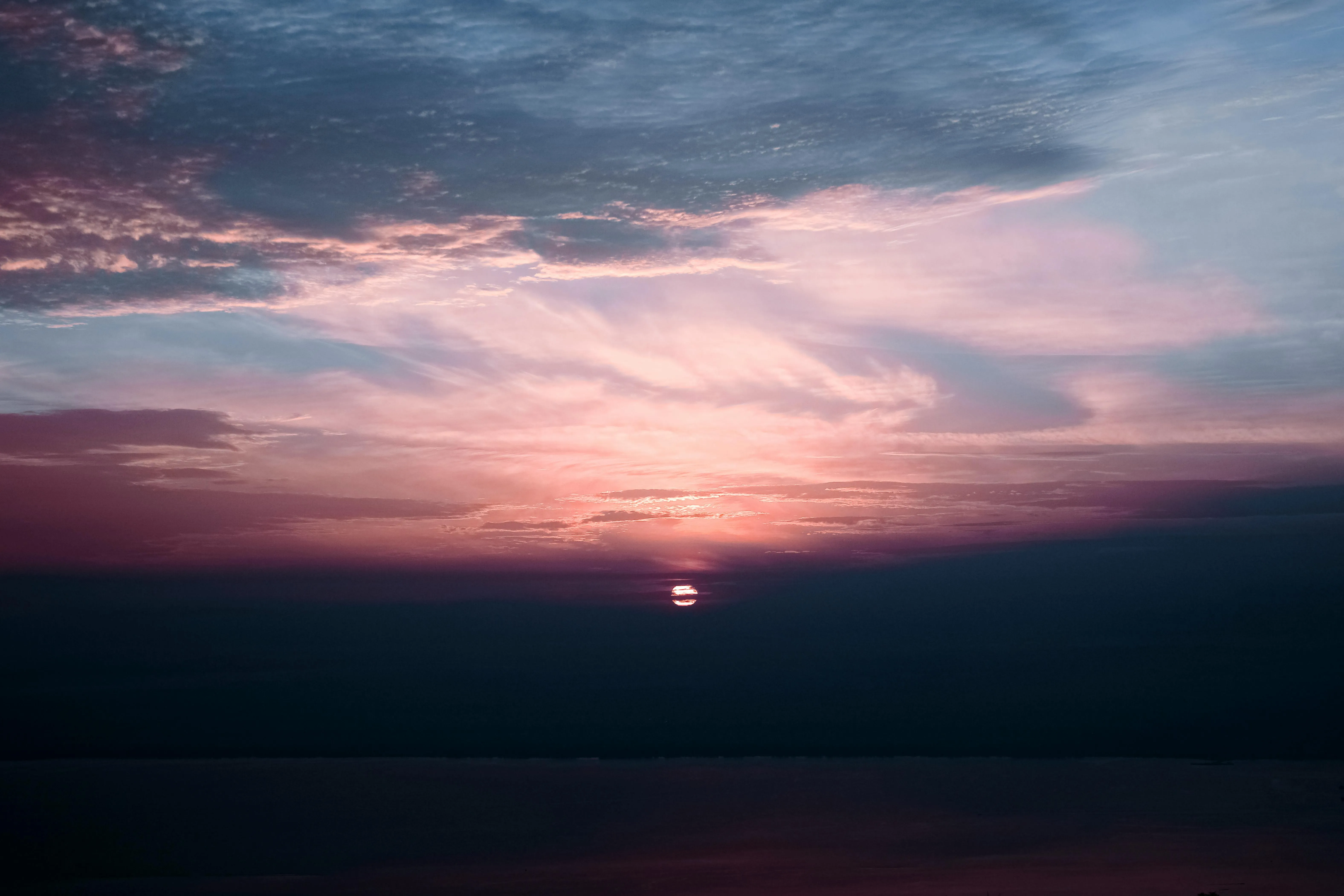 Quiet Sunset with Soft Pink and Purple Hues Over Ocean