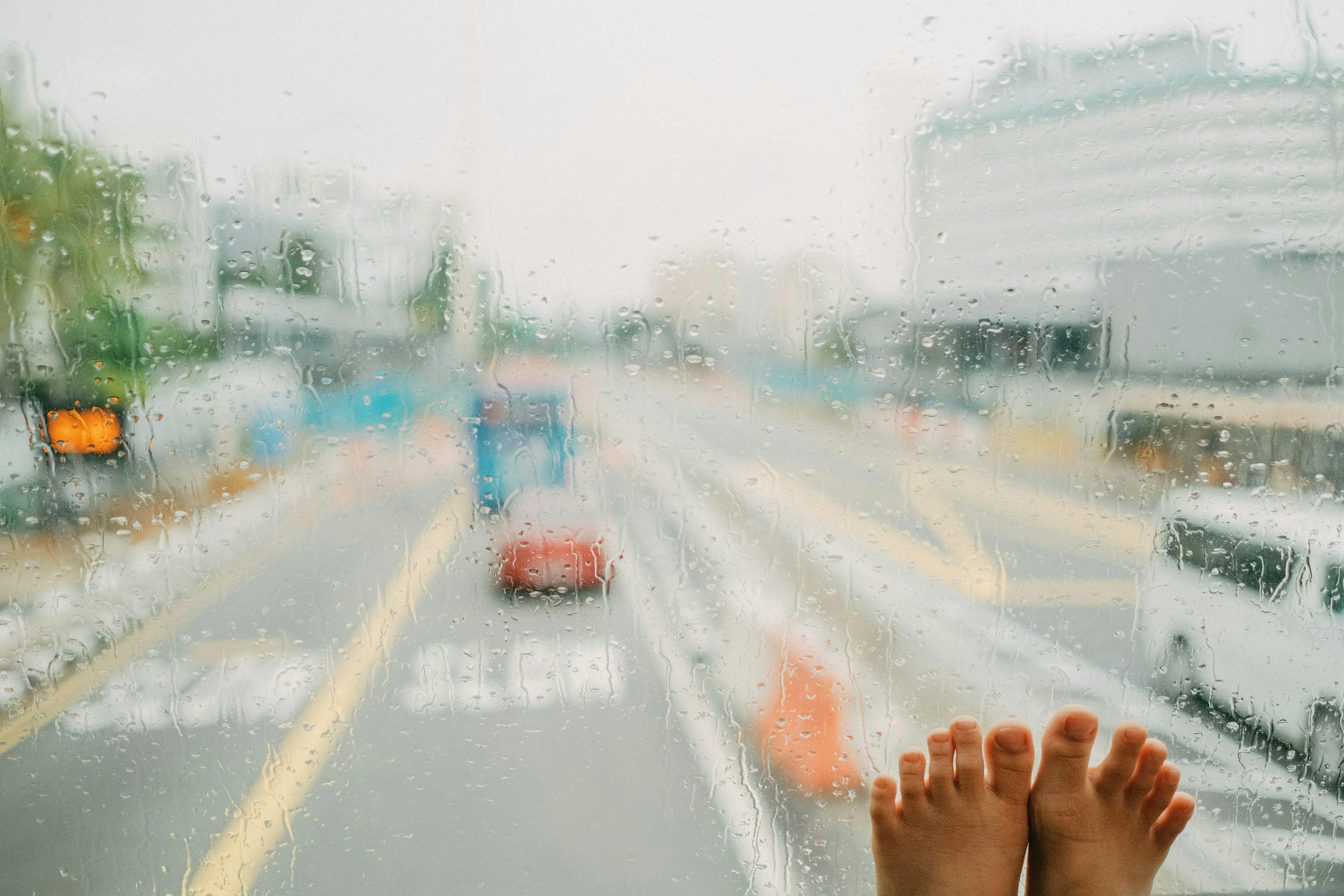 Rainy Morning Traffic in a Busy Urban City Wallpaper