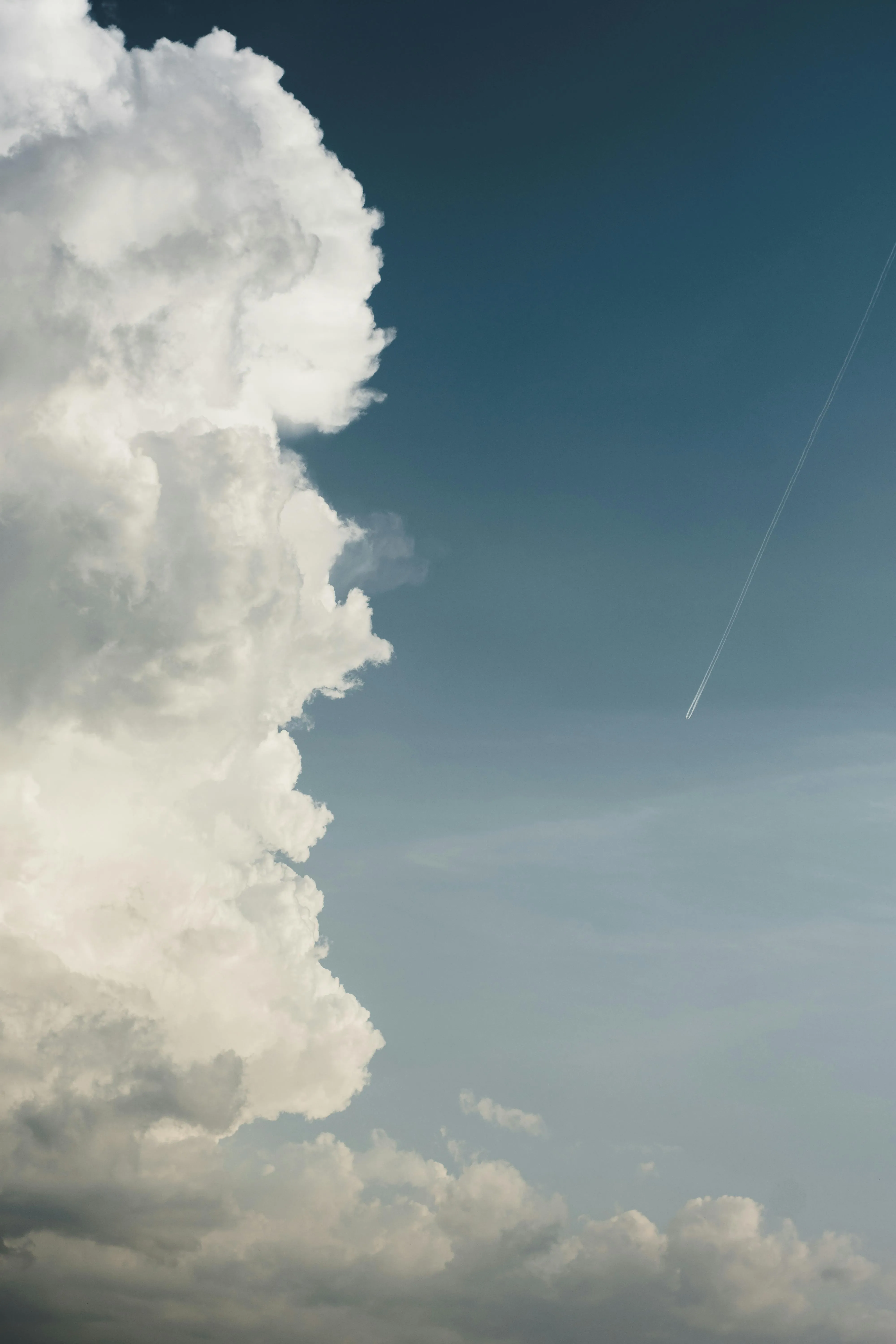Towering Cloud Formation in Bright Day Sky Image 4K