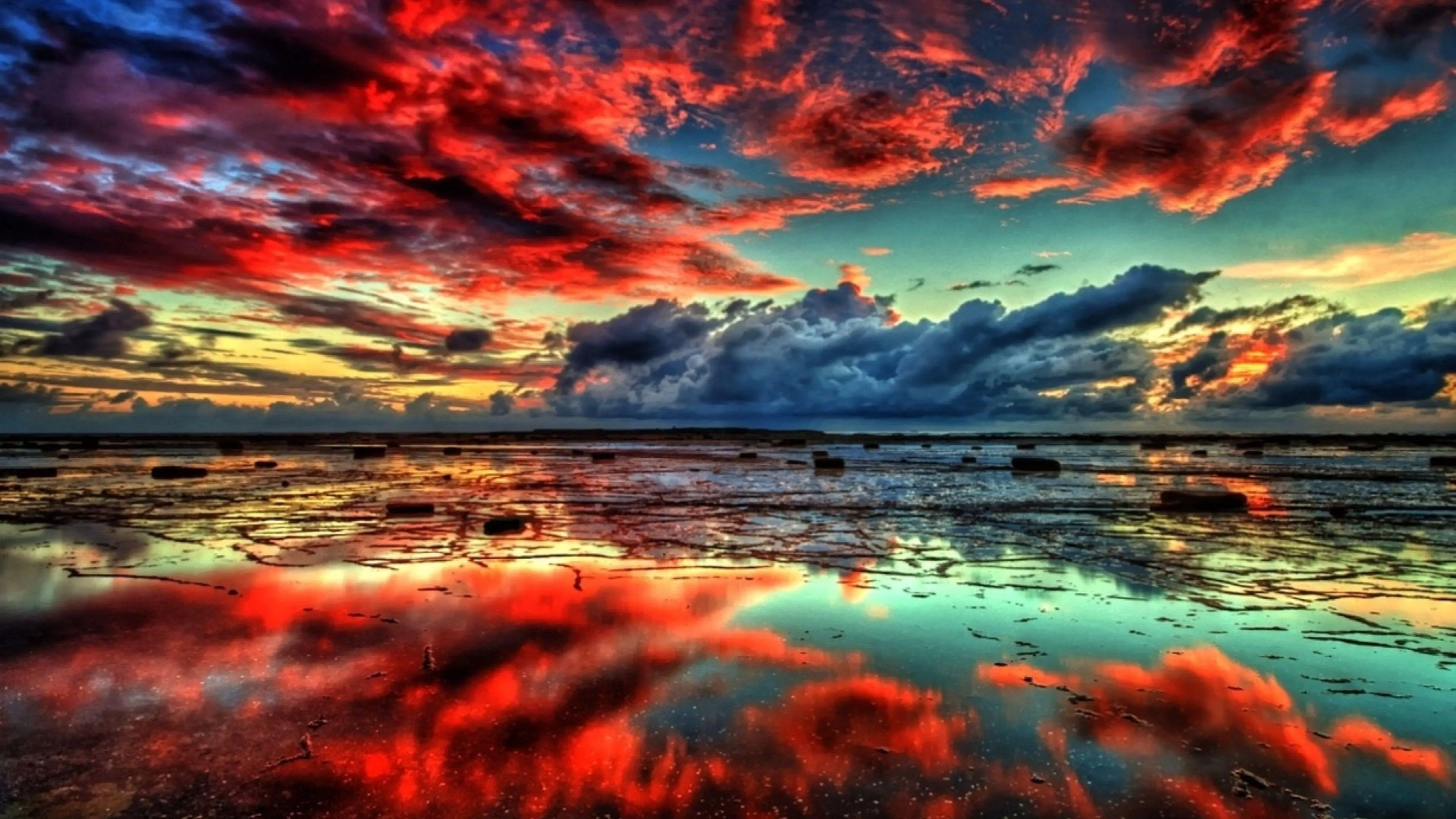 Vibrant Sky Over Ocean During Dramatic Sunset free image