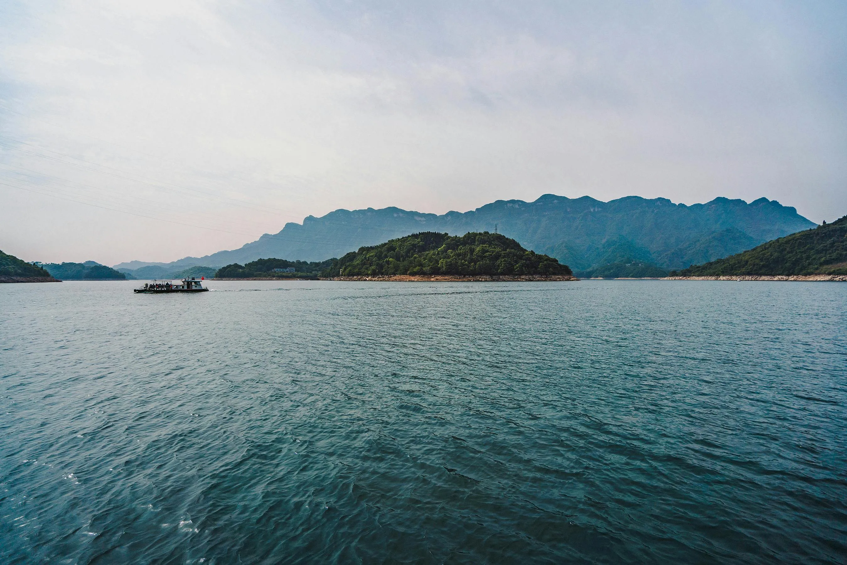 Calm Ocean View with Peaceful Mountains Free Wallpaper