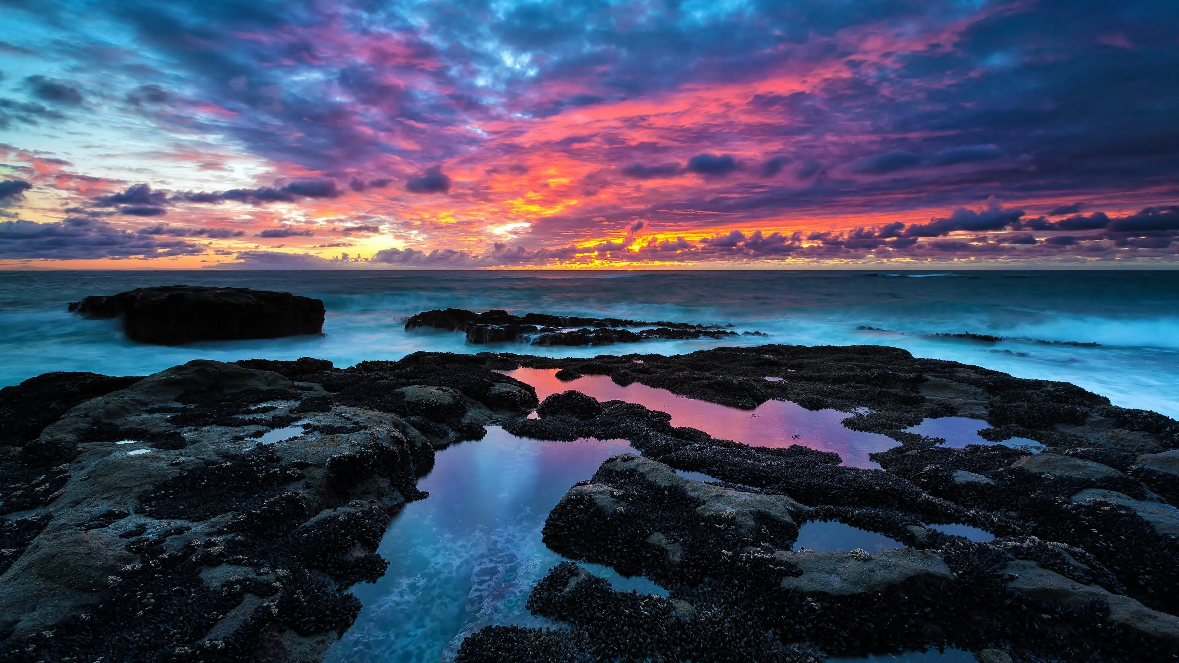 Colorful Twilight Sky Reflecting on Seawater Free Wallpaper