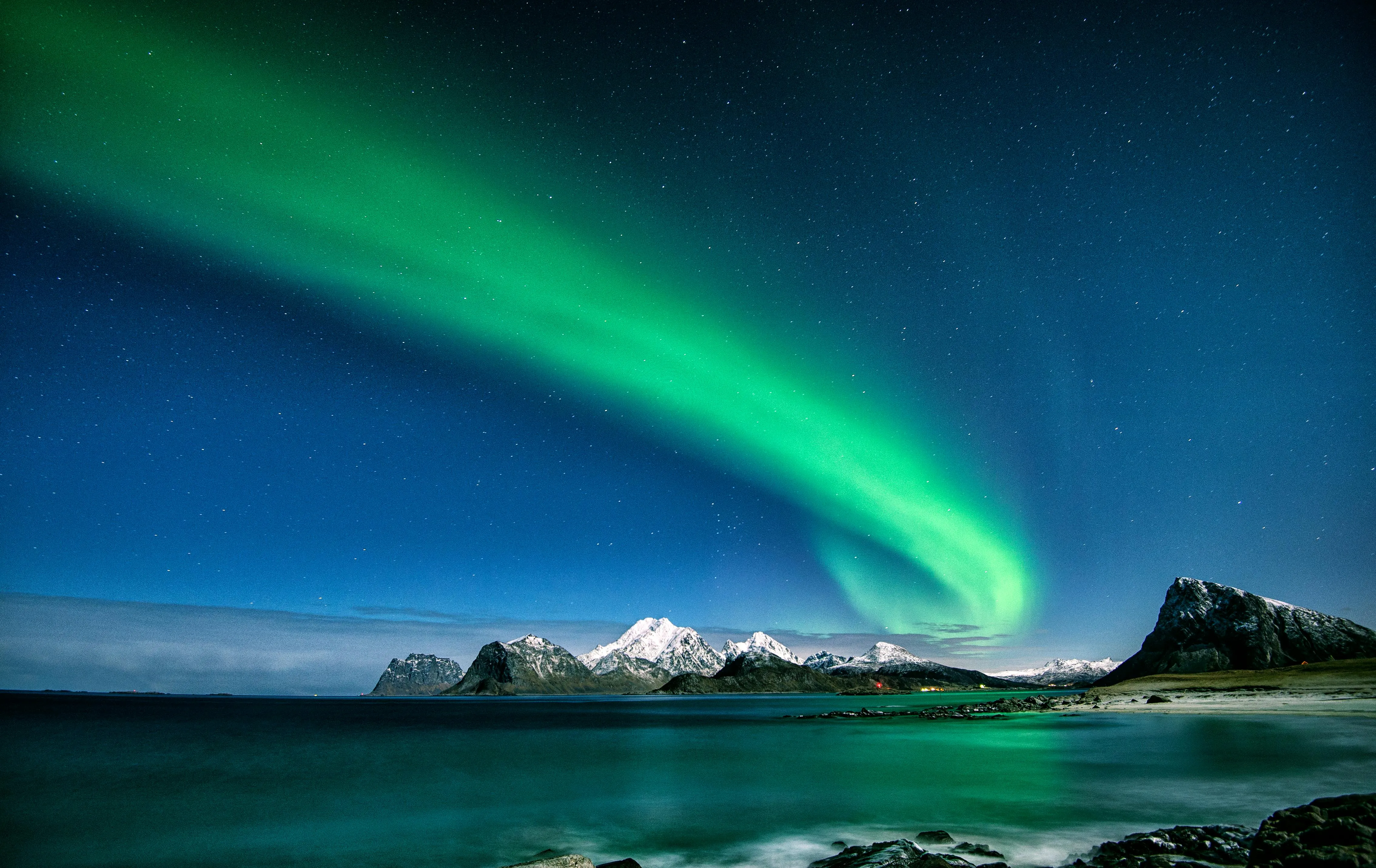 Northern Lights Dancing over Icy Beach HD Free Wallpaper