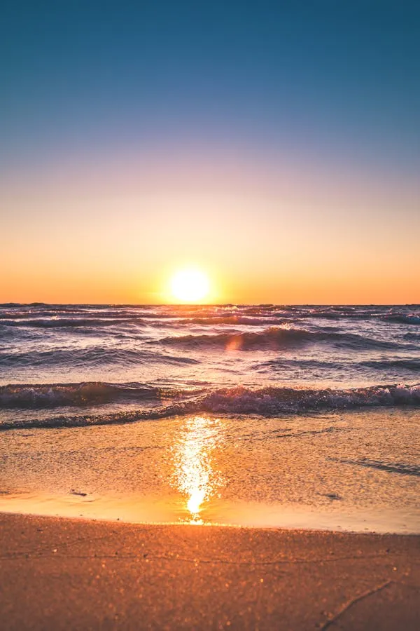 Sunset over the Ocean with the Sun Reflecting HD Wallpaper