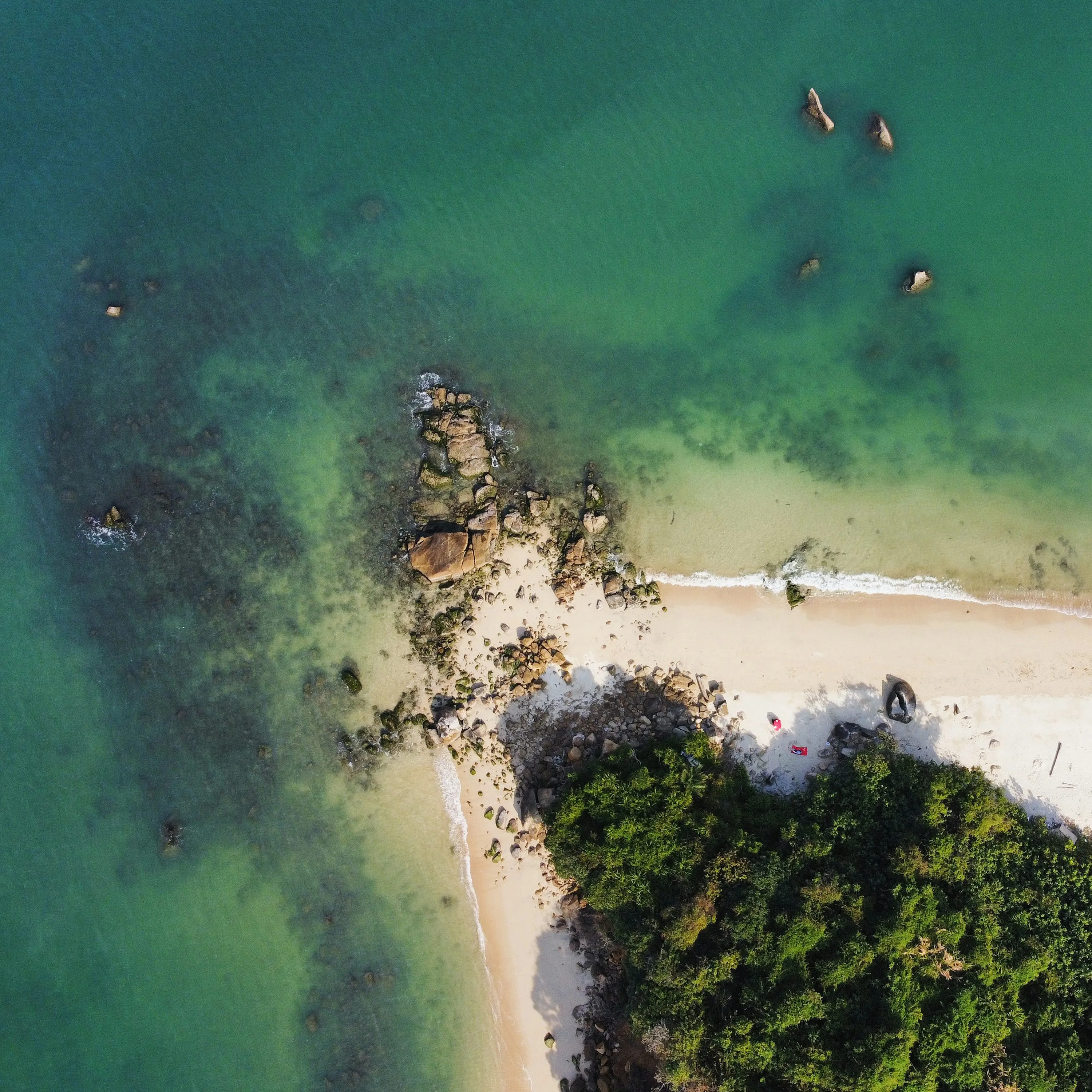 Aerial View of Tropical Island and Blue Lagoon Wallpaper