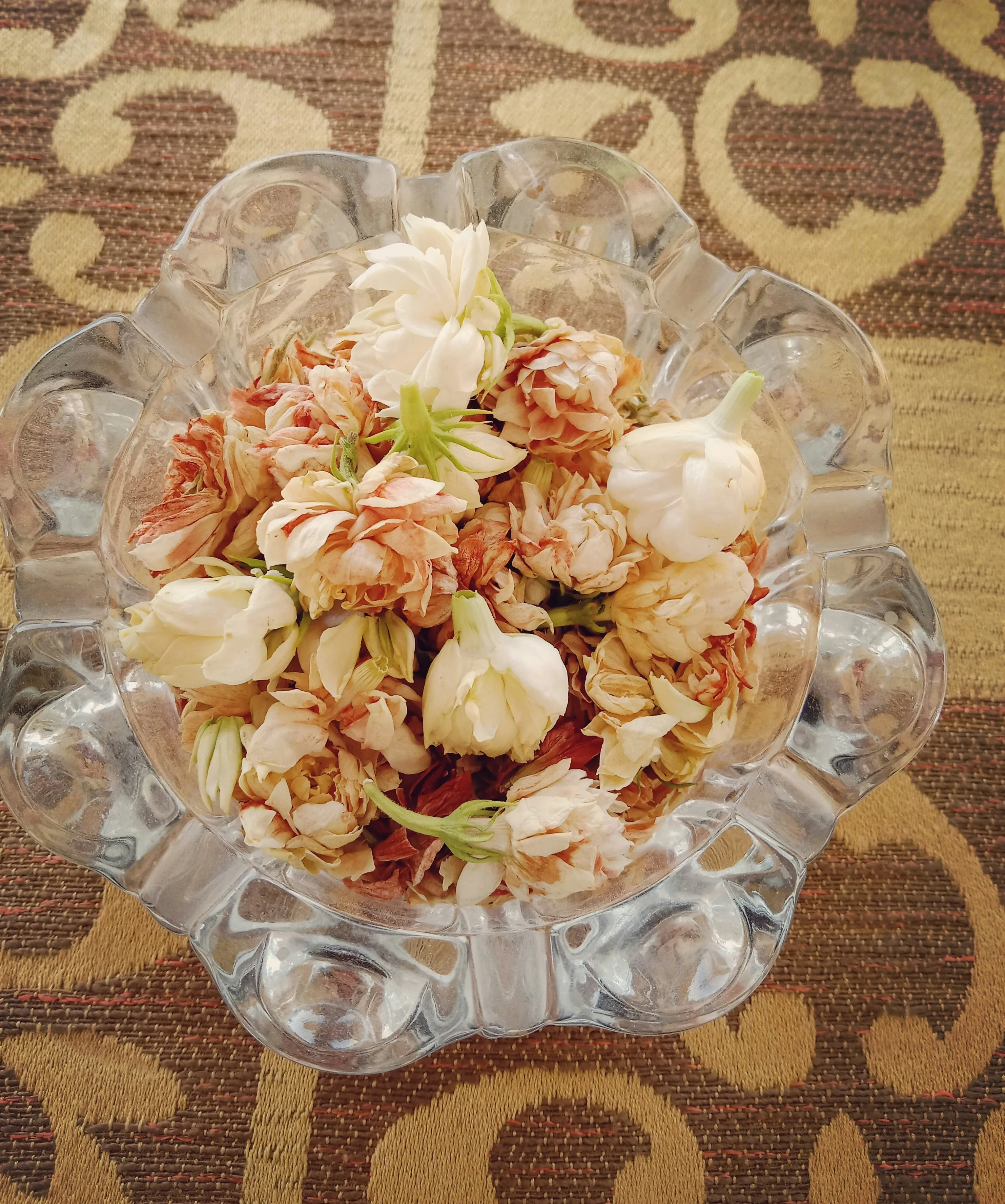 Elegant Bouquet of Pale Roses in Crystal Vase Wallpaper