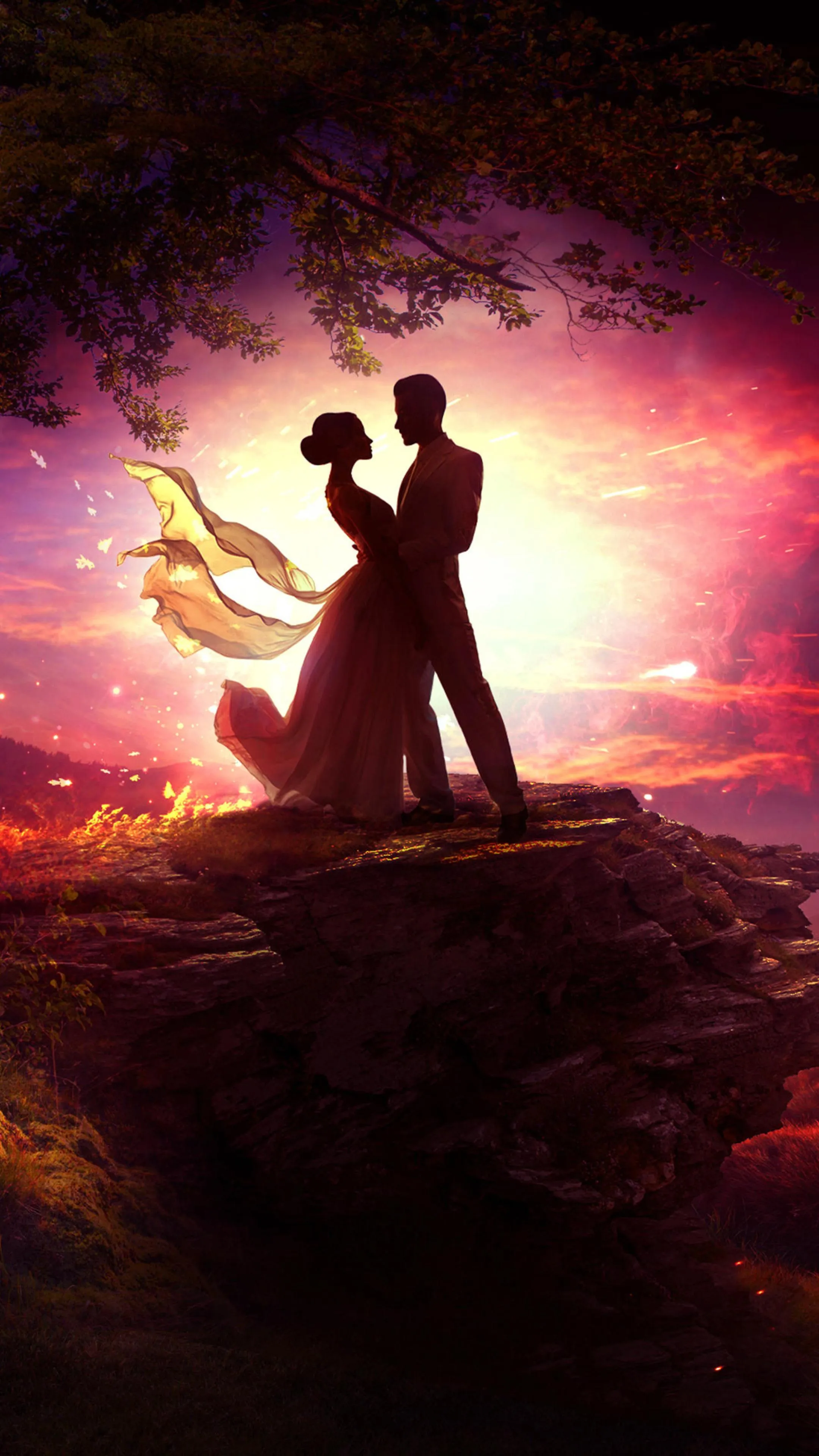 Lovers Silhouetted by Golden Evening Light Wallpaper
