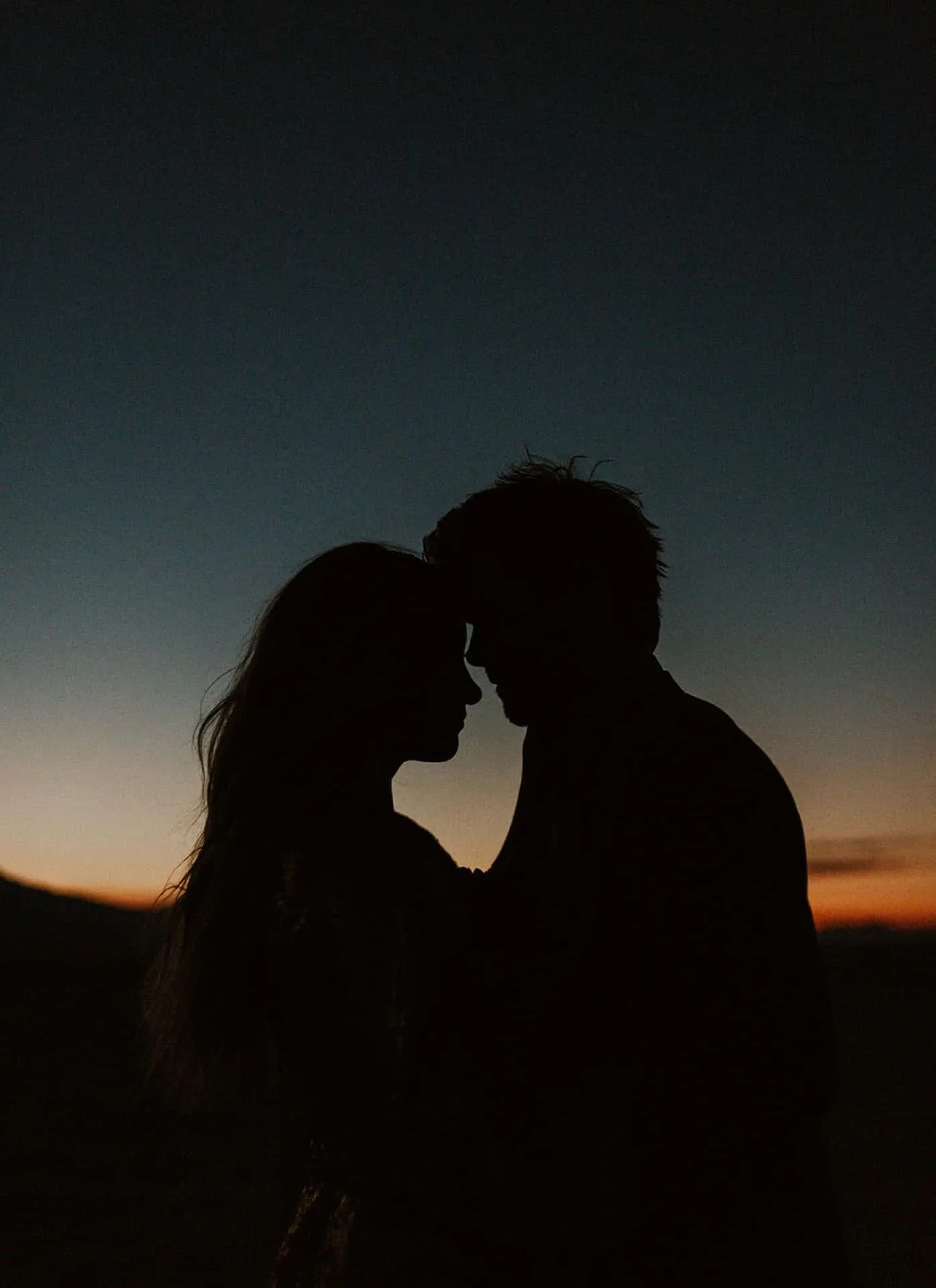 Romantic Couple Kiss Love Shadow Background Wallpaper