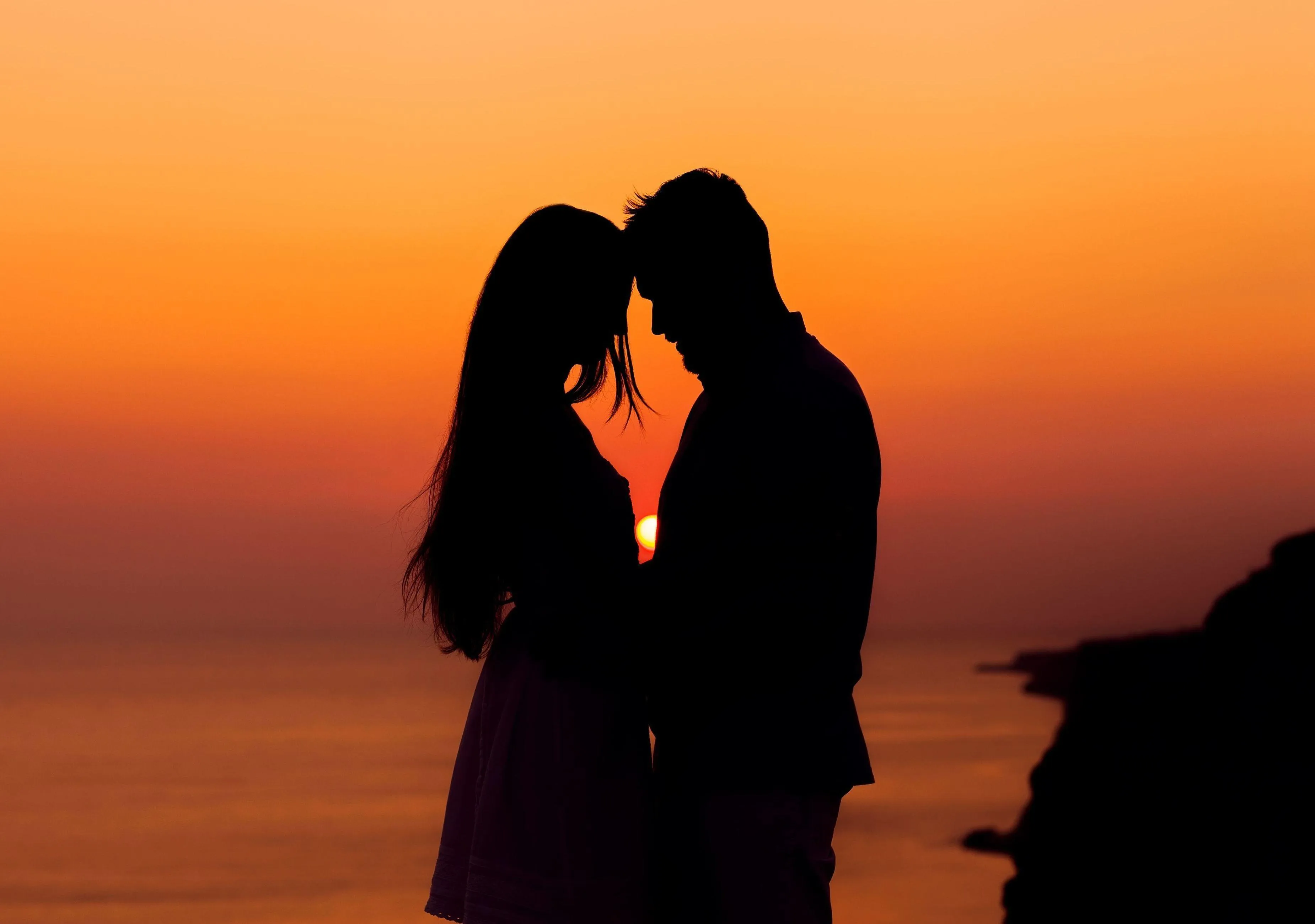 Romantic Sunset Silhouette of Lovers in Harmony Wallpaper