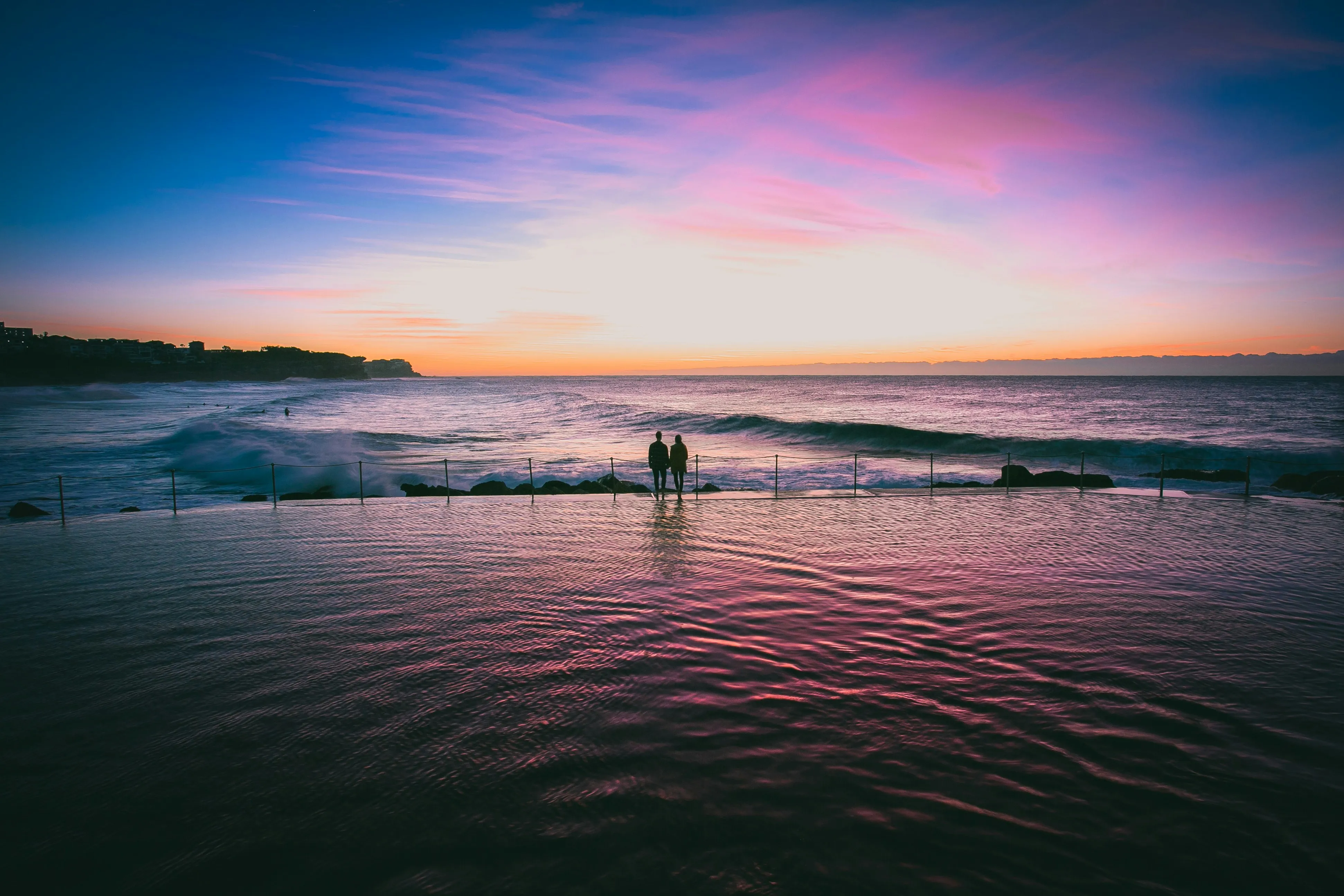 Serene Ocean Waves Under Pink Morning Sky Wallpaper