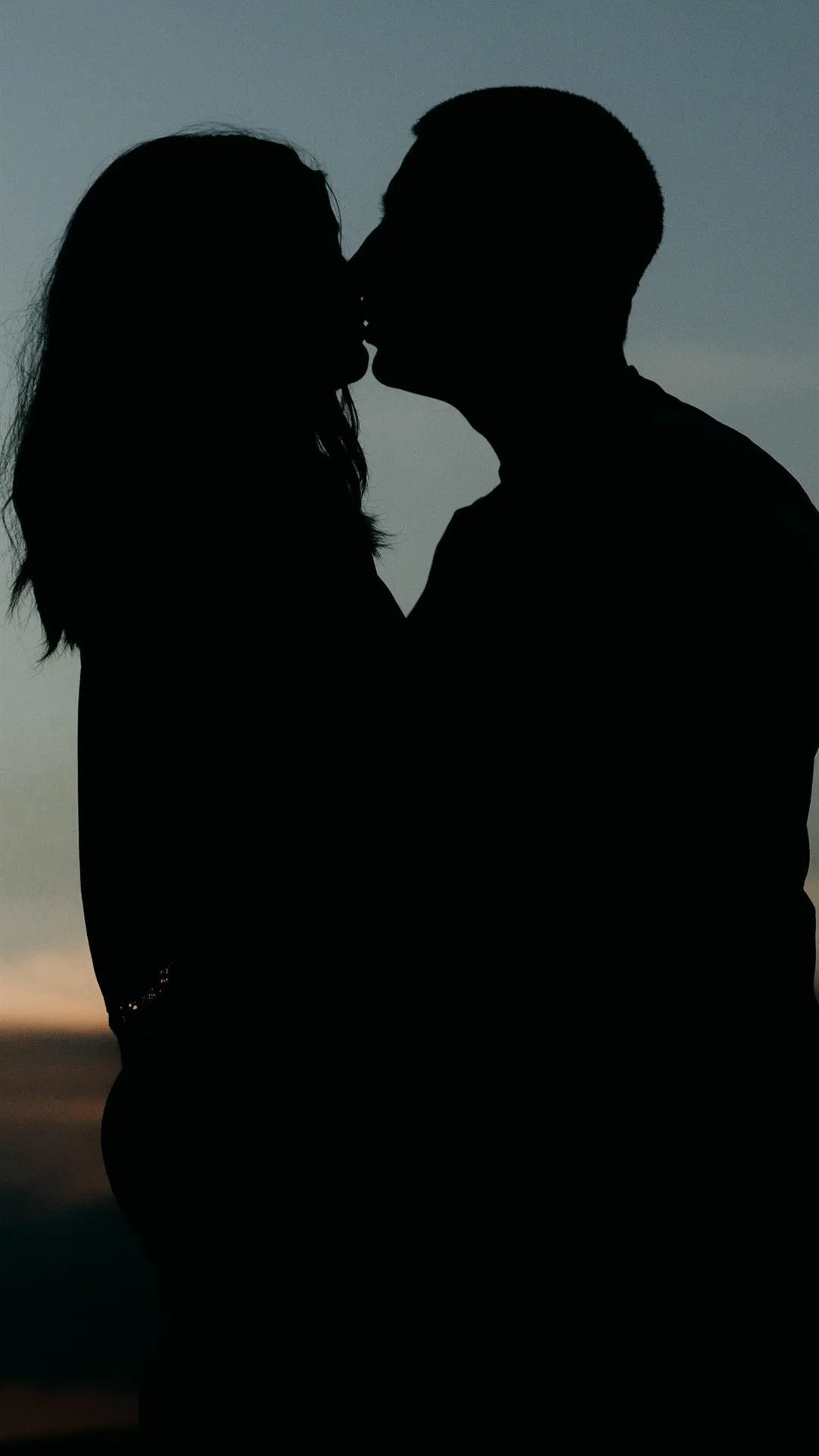 Silhouette of Couple in Love Under Evening Light Wallpaper