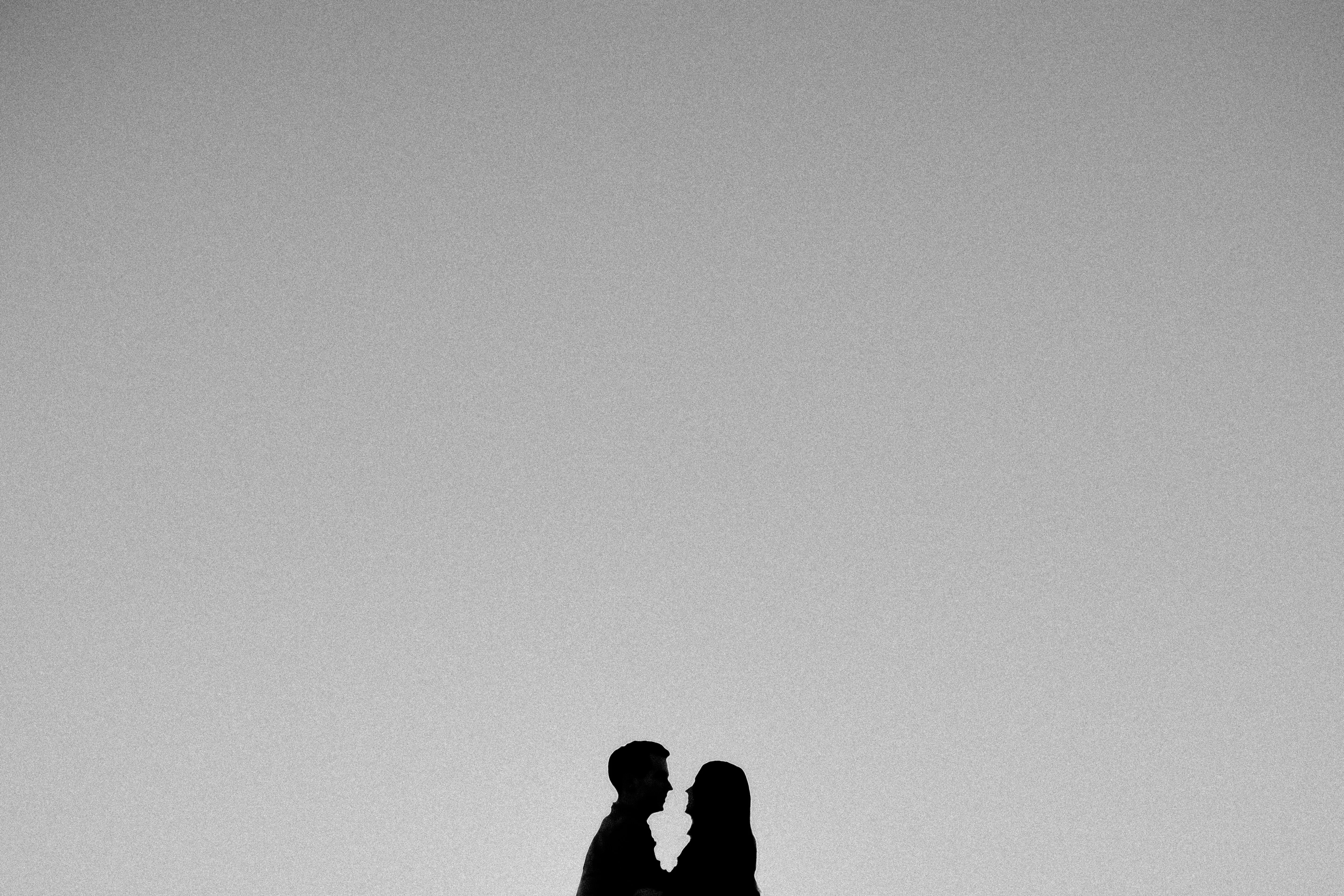 Silhouette of Couple Sitting Together in Peace Wallpaper