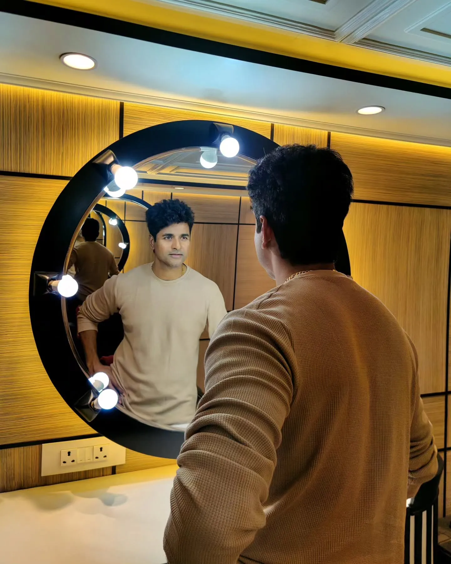 Actor Sivakarthikeyan Looking At the Mirror HD Wallpaper