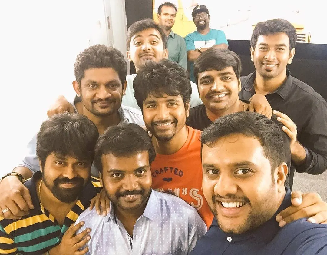 Actor Sivakarthikeyan Taking Group Selfie with Teammates Hd