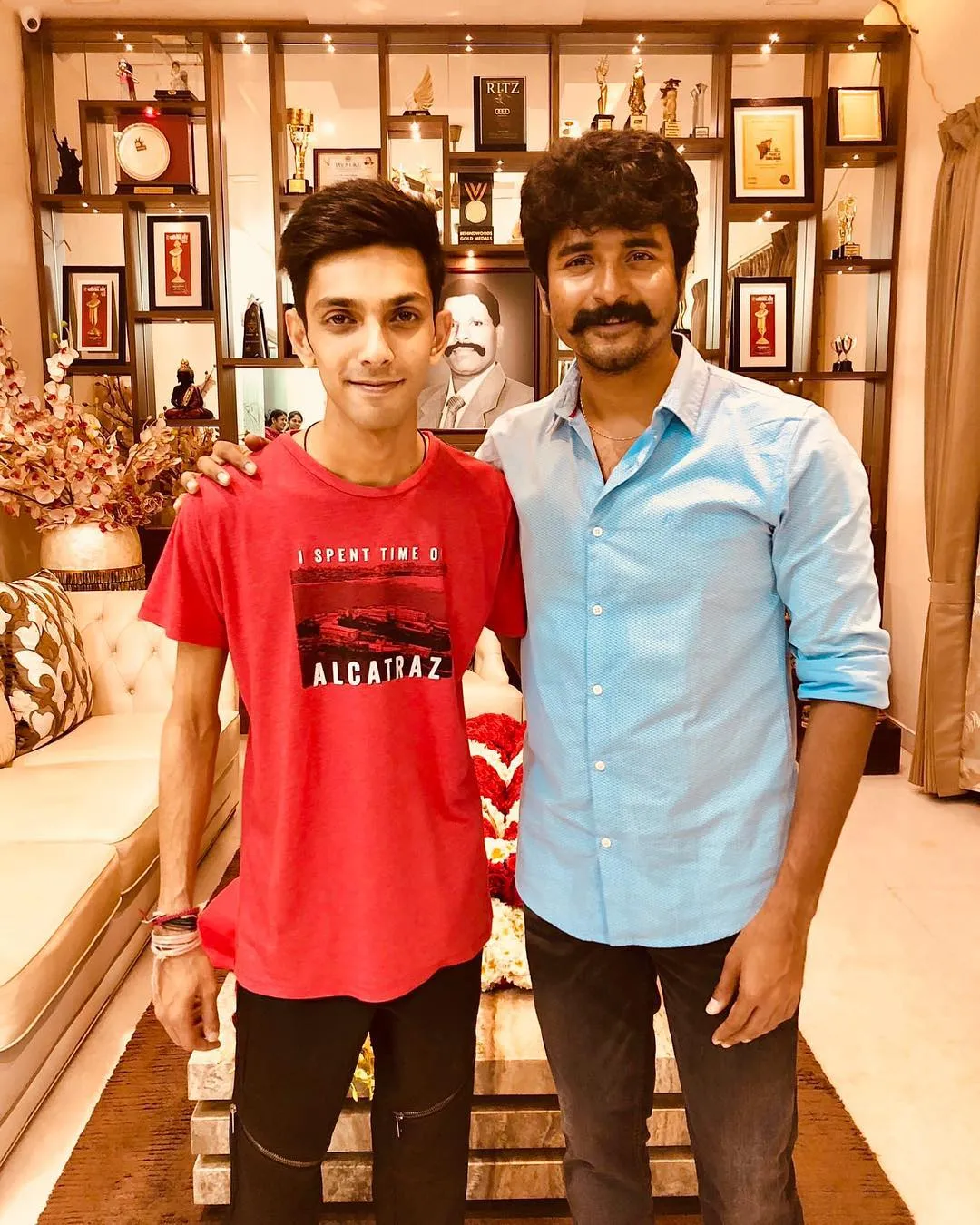 Anirudh Meets Sivakarthikeyan and Takes Photos in His House