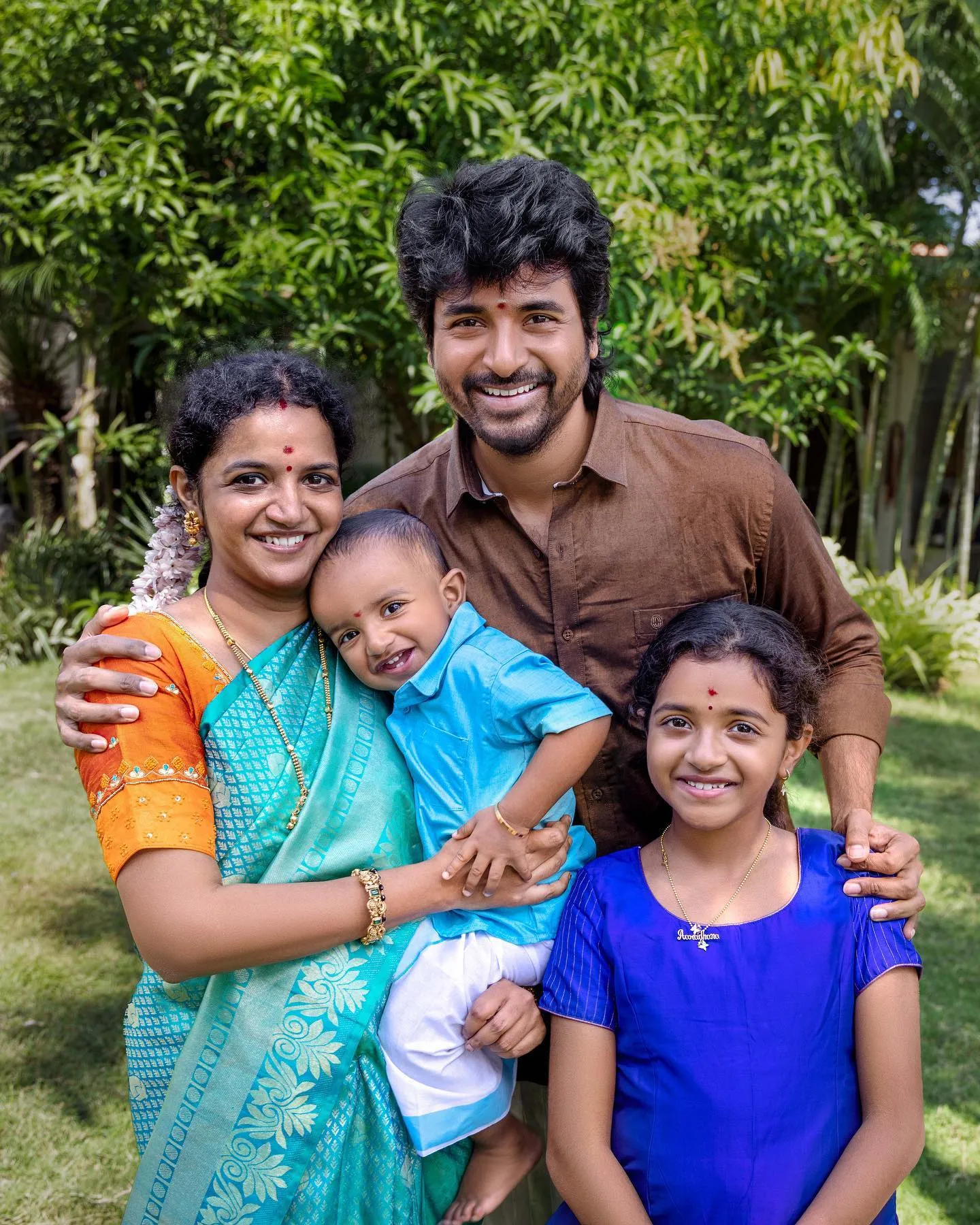 Family Photo of Sivakarthikeyan with Wife Aarthi and Kids