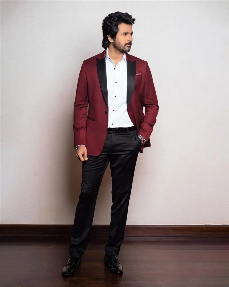 Formal Outfit Look of Sk in Red Coat and Black Pant Wallpaper