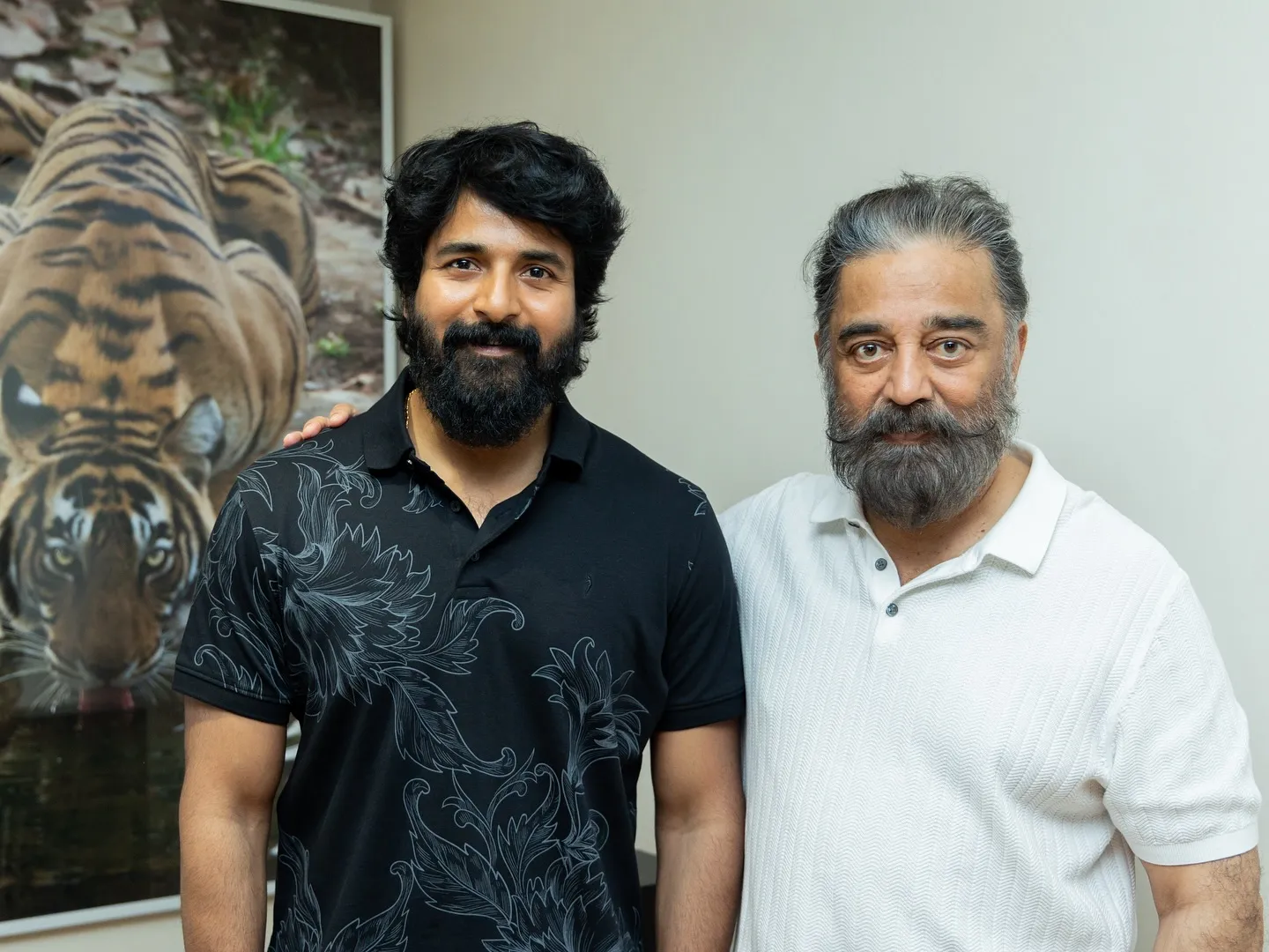Kamal Hassan and Sivakarthikeyan Taking Photos HD Wallpaper