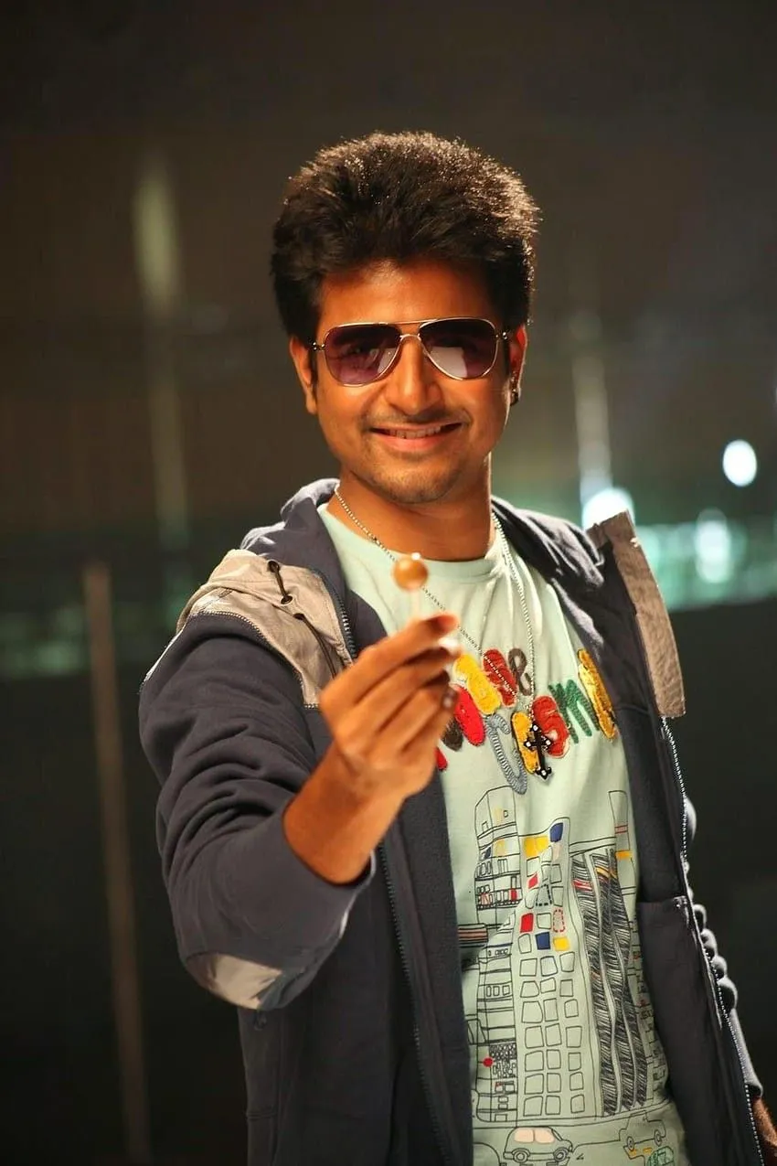 Maan Karate Movie Scene of Sivakarthikeyan with a Lollipop
