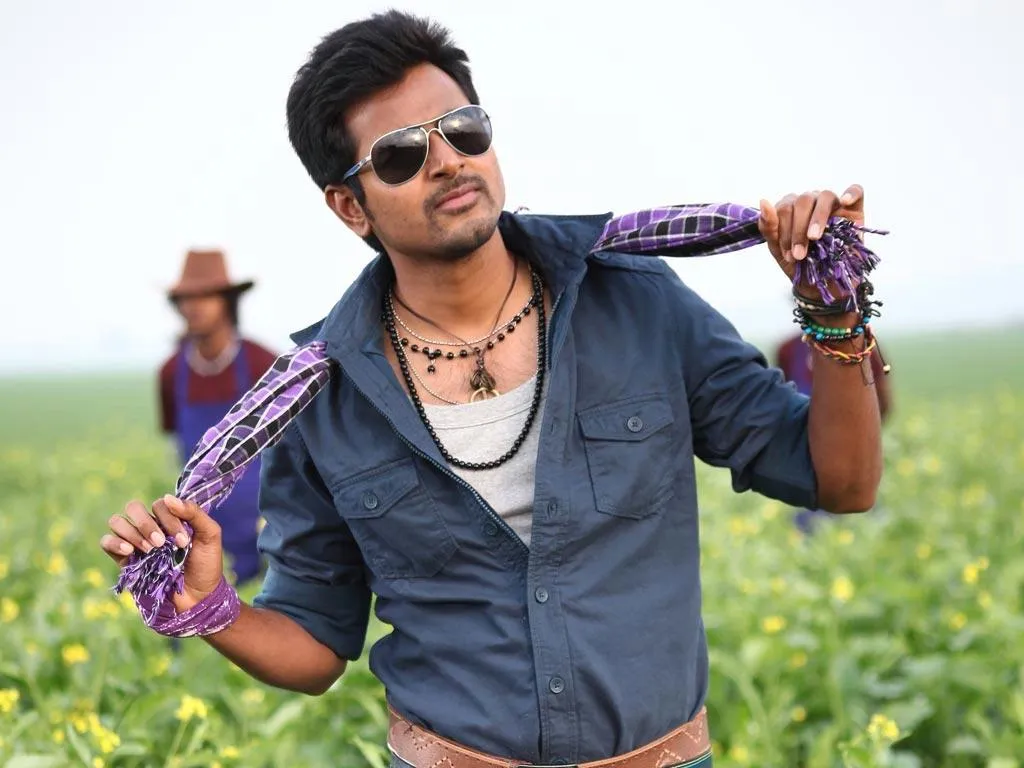 Maan Karate Movie Song Still of Sivakarthikeyan with Glass