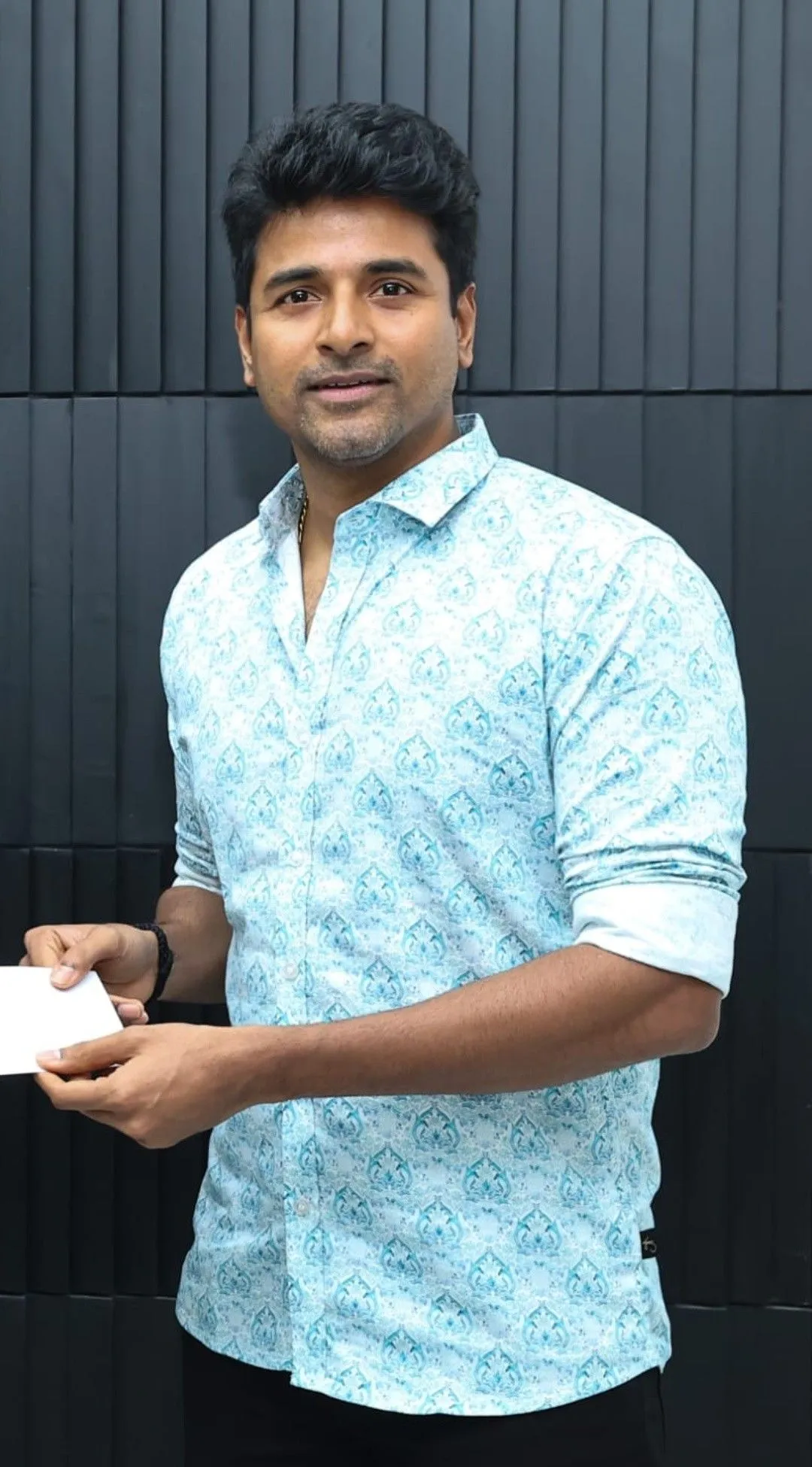 Sivakarthikeyan Giving Cheque To Udhayanidhi Stalin Image