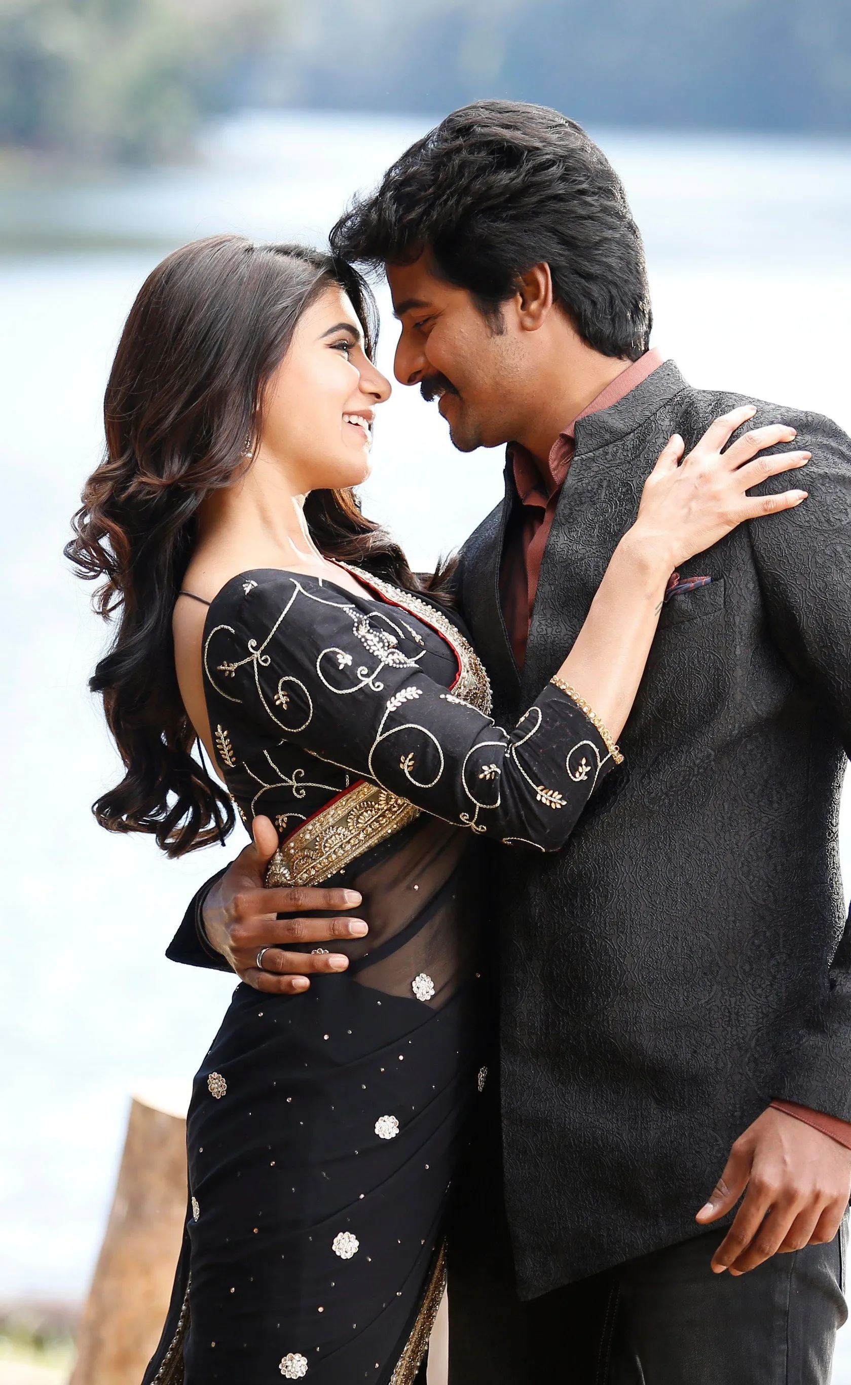 Sivakarthikeyan Hugging Samantha in Beautiful Setting Image