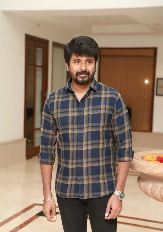 Sivakarthikeyan in Casual Plaid Shirt Smiling HD Wallpaper