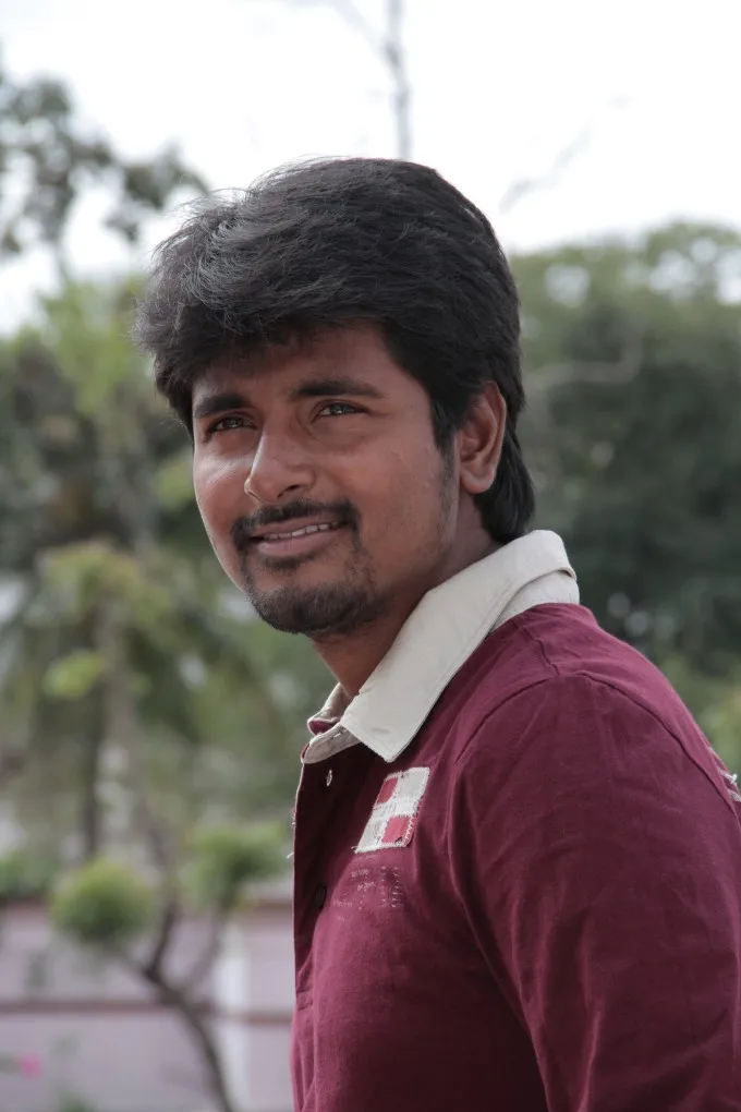 Sivakarthikeyan Smiling in Maroon Shirt HD Wallpaper