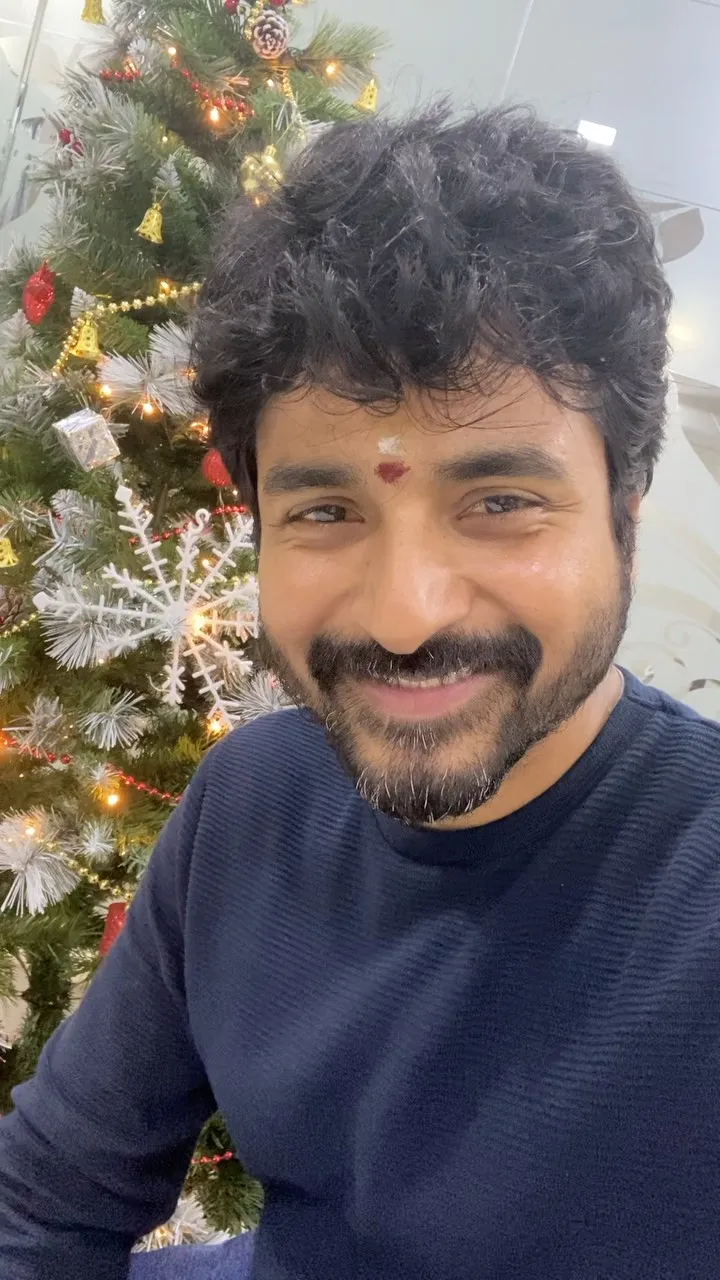 Sivakarthikeyan Smiling Near Christmas Tree Wallpaper