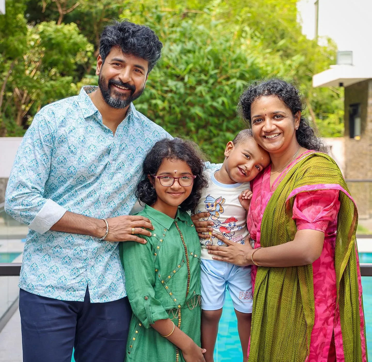 Sivakarthikeyan Taking Photo with His Wife and Children