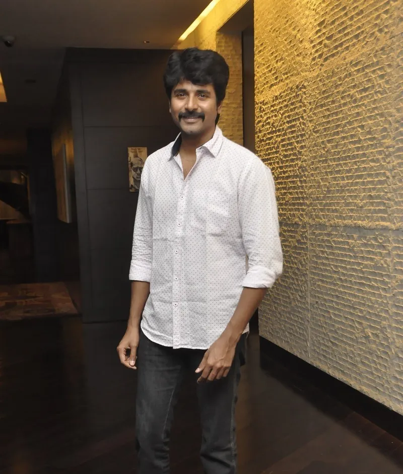 Sivakrthikeyan Posing Casually with a Smile Wallpaper Hd