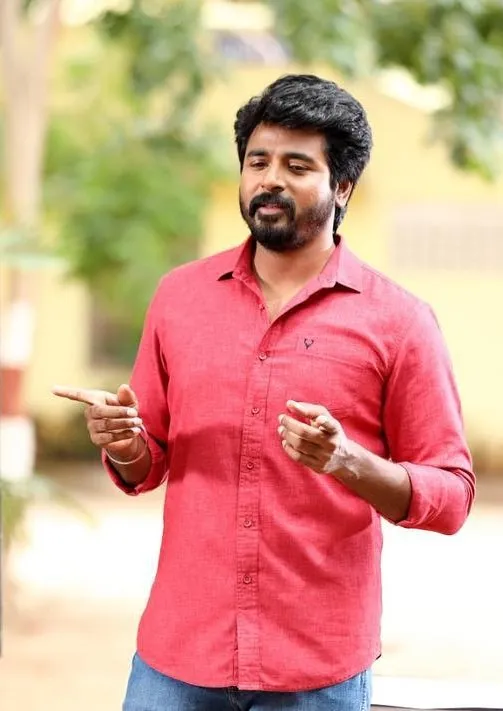 Wallpaper of Sivakarthikeyan Talking with Hand Movement