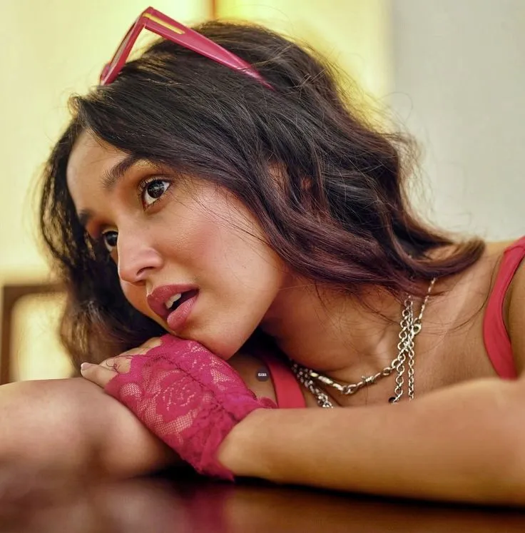 Anikha Surendran HD Photo Stylish Pose Wallpaper