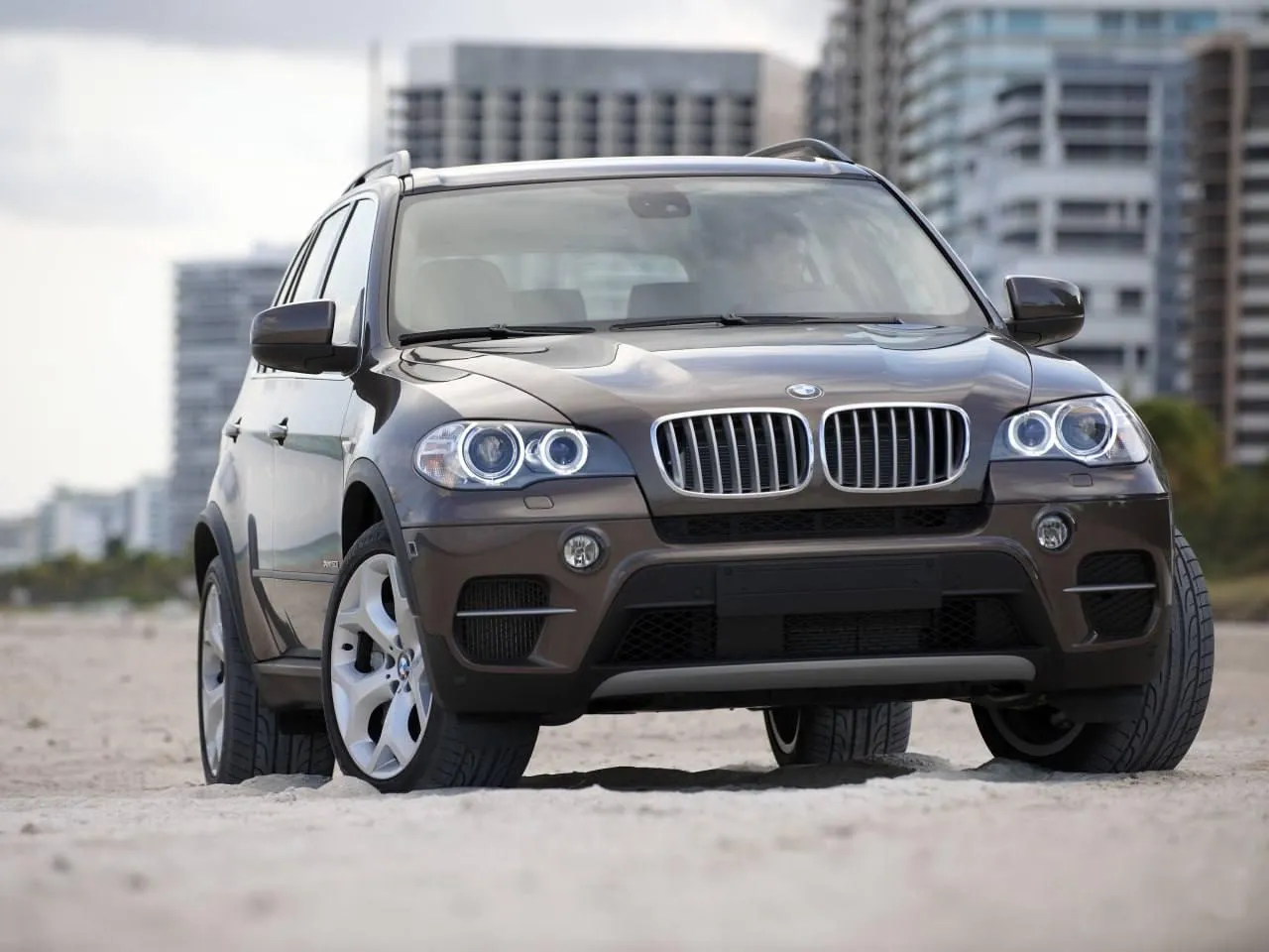 Bmw X5 Parked in Urban City Street on Cloudy Day Image