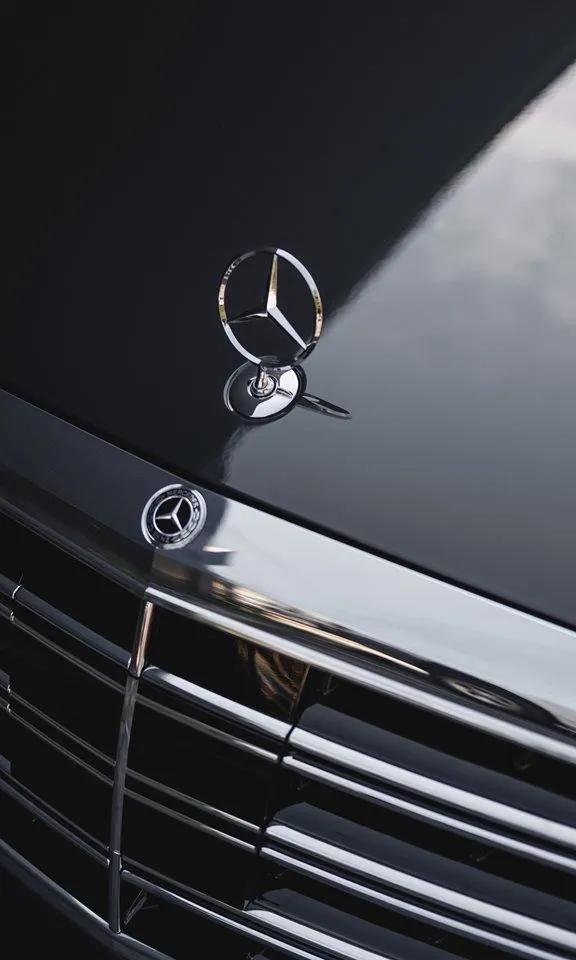 Classic Mercedes Benz Emblem and Grille Closeup Wallpaper