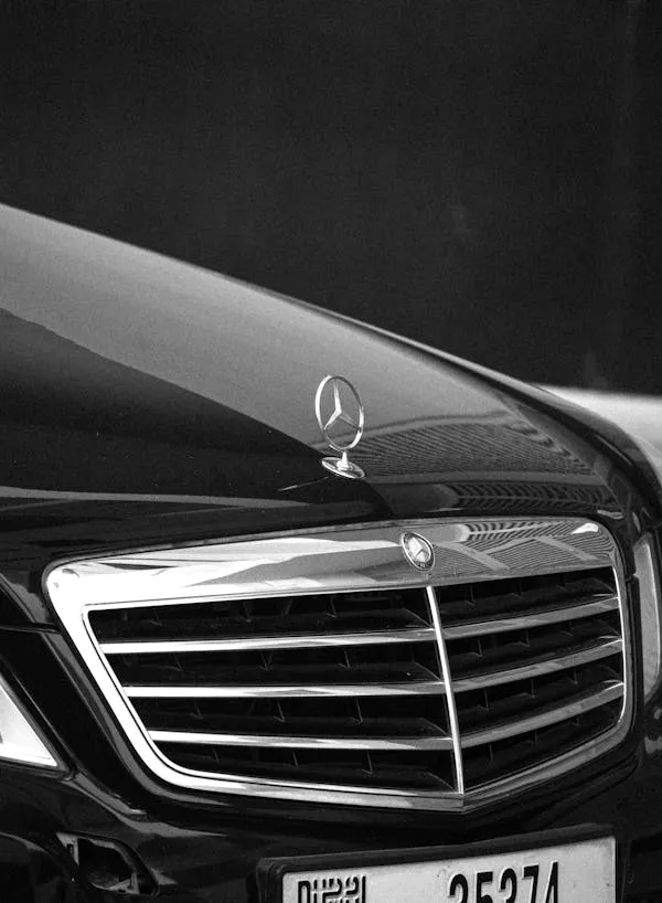 Classic Mercedes Benz Front Grille Design in Focus Wallpaper