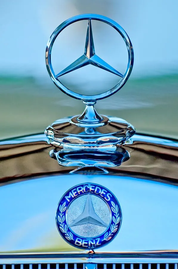 classic Mercedes emblem and hood ornament HD Wallpaper