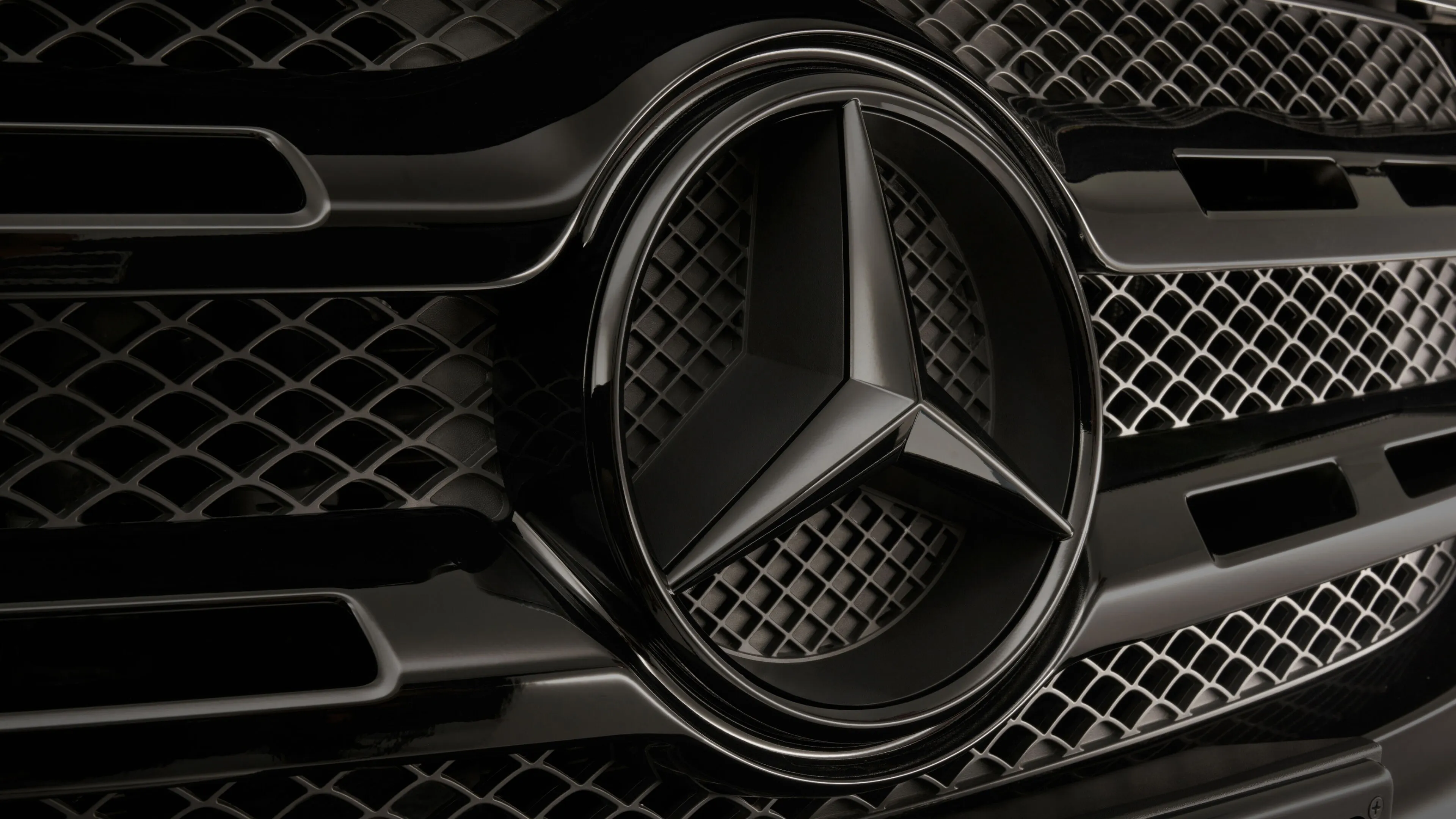 Close Up of Mercedes Benz Logo on Front Grille Wallpaper