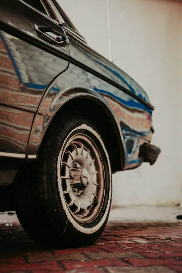 Close Up of Rusty Classic Car Wheel and Fender Wallpaper