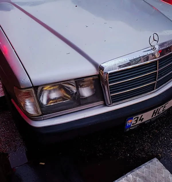 Closeup of Weathered Classic Mercedes Benz Front Wallpaper