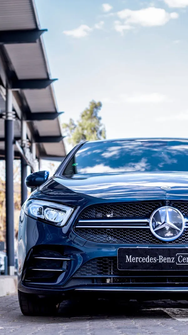 Front Shot of Mercedes SUV in Outdoor Dealership Wallpaper