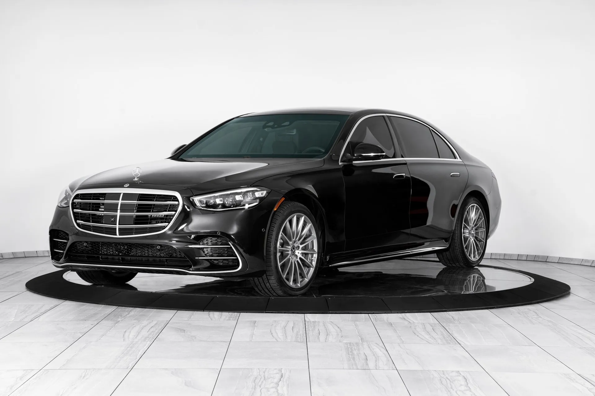 Luxury Black Mercedes Sedan in Studio Light free Wallpaper